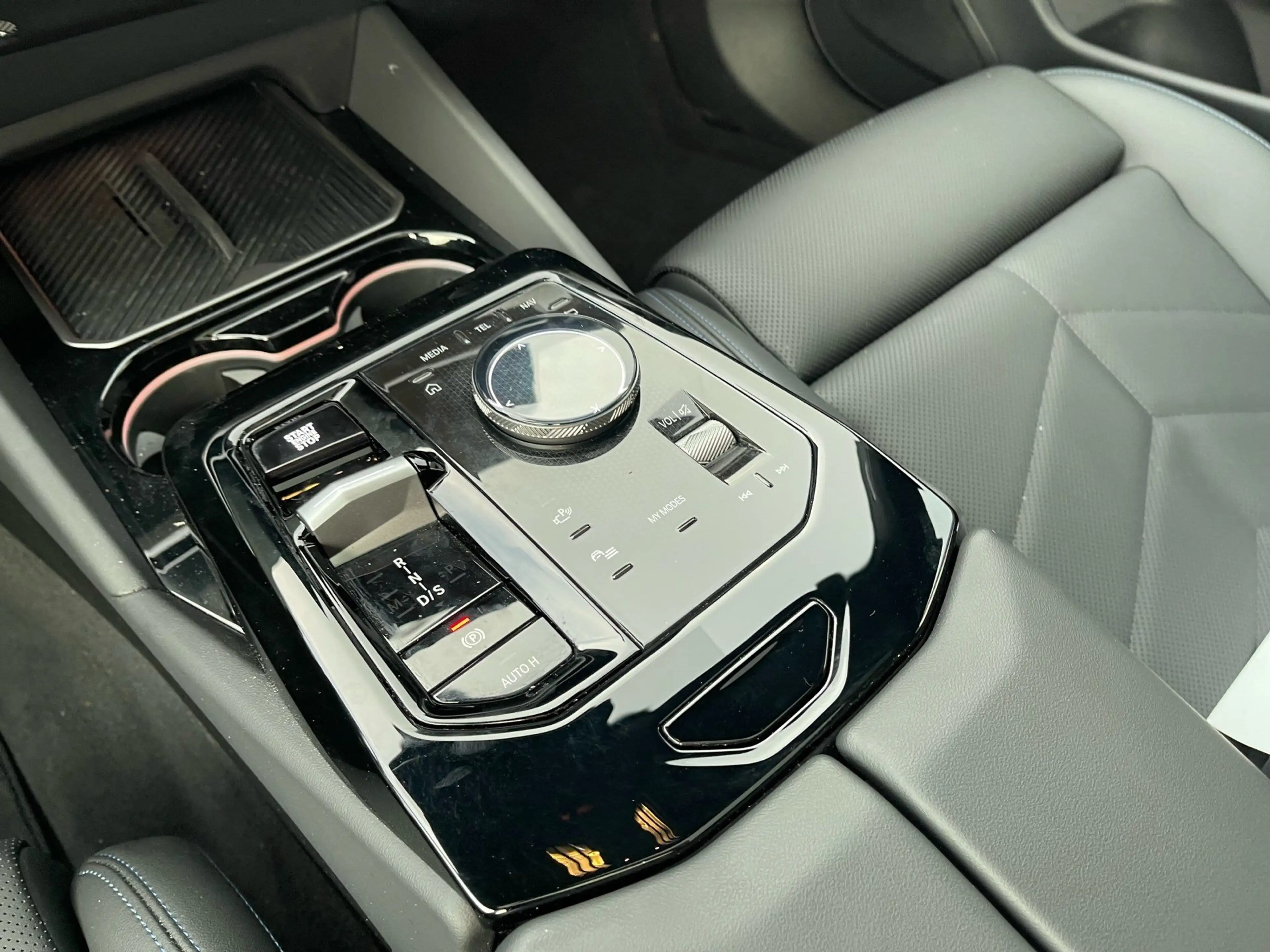BMW 550 e xDrive Tour. M Sport || AHK Pano Autobahnass — photo 10