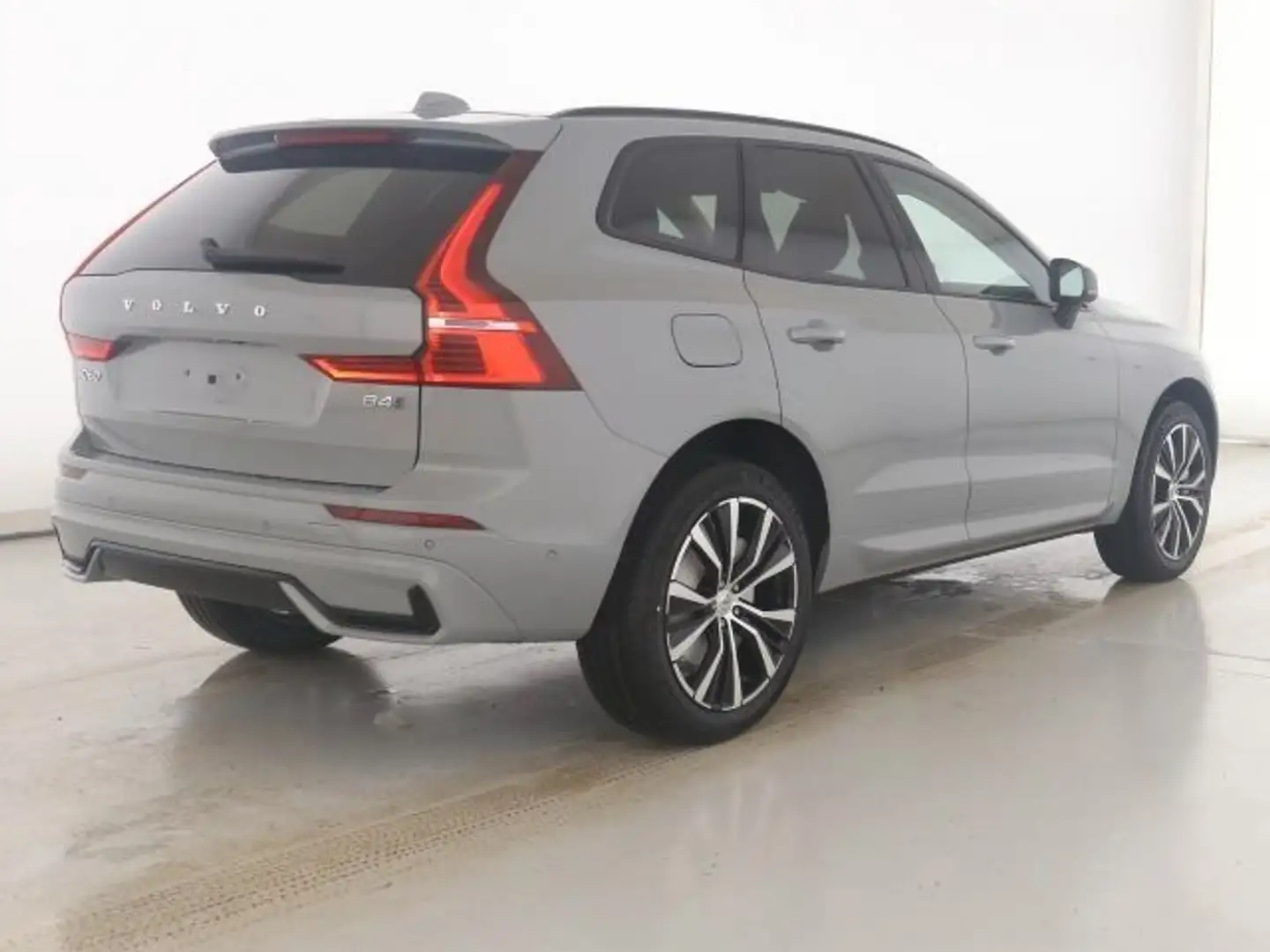 Volvo XC60 B4 Plus Dark AWD Standhzg ACC H&K 360° Grau - 2