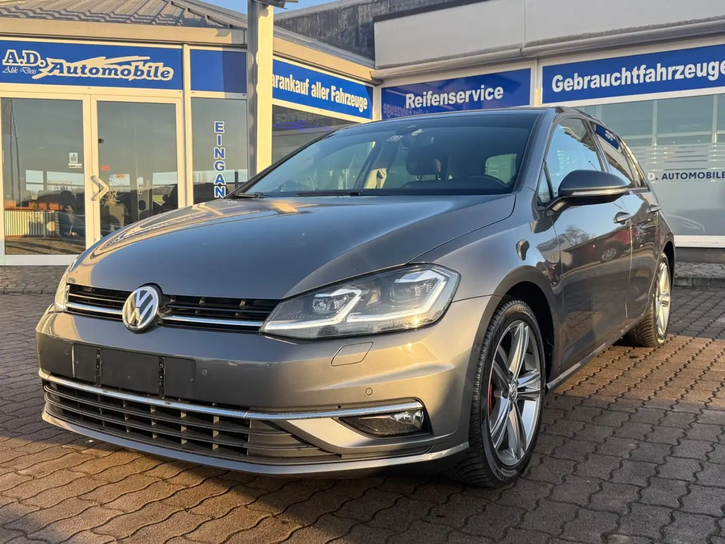 Volkswagen Golf VII Highline/NAVI/Bi-Xenon/AppleCarPlay Grau - 1