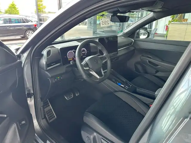 Volkswagen T-Roc view 14