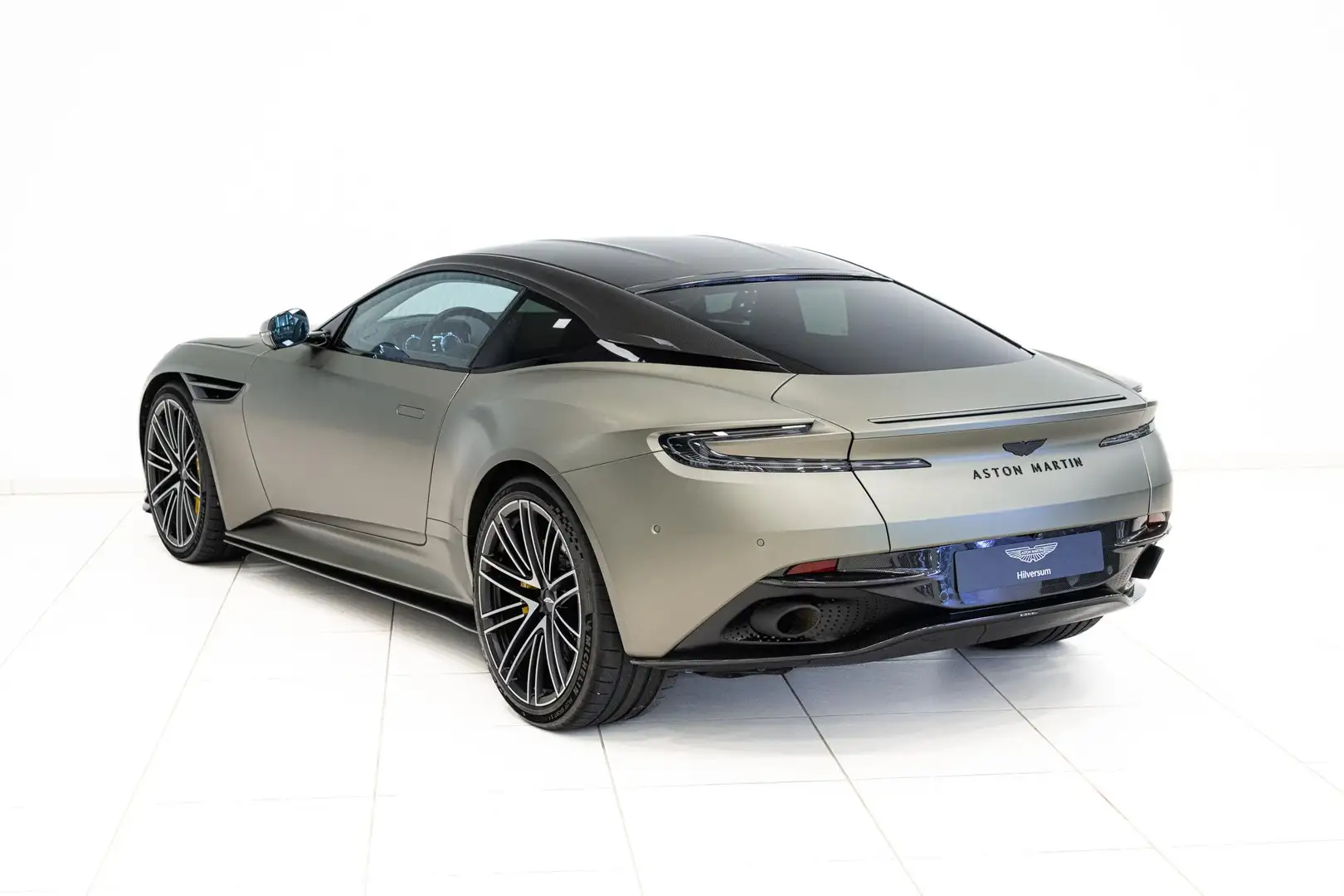 Aston Martin DB12 Coupe 2024 Grau - 2