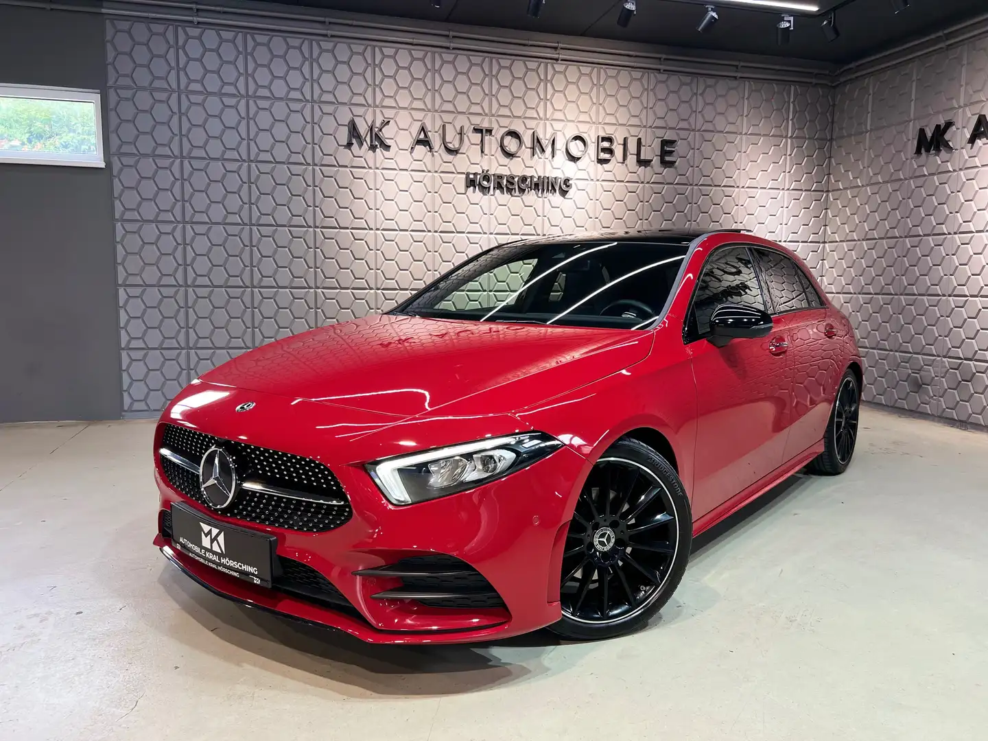 Mercedes-Benz A 200 AMG LINE*360*PANO/SCHIEBE*SITZHEIZUNG*AMBIENTE*ALCANTARA*KEYLESS GO*SOUND SYSTEM* Rot - 1