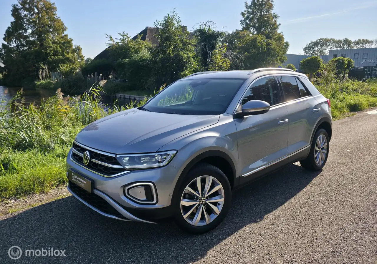 Volkswagen T-Roc 1.5 TSI / Virtual / Cam. / Trekh. / Carplay — photo 1 of 36