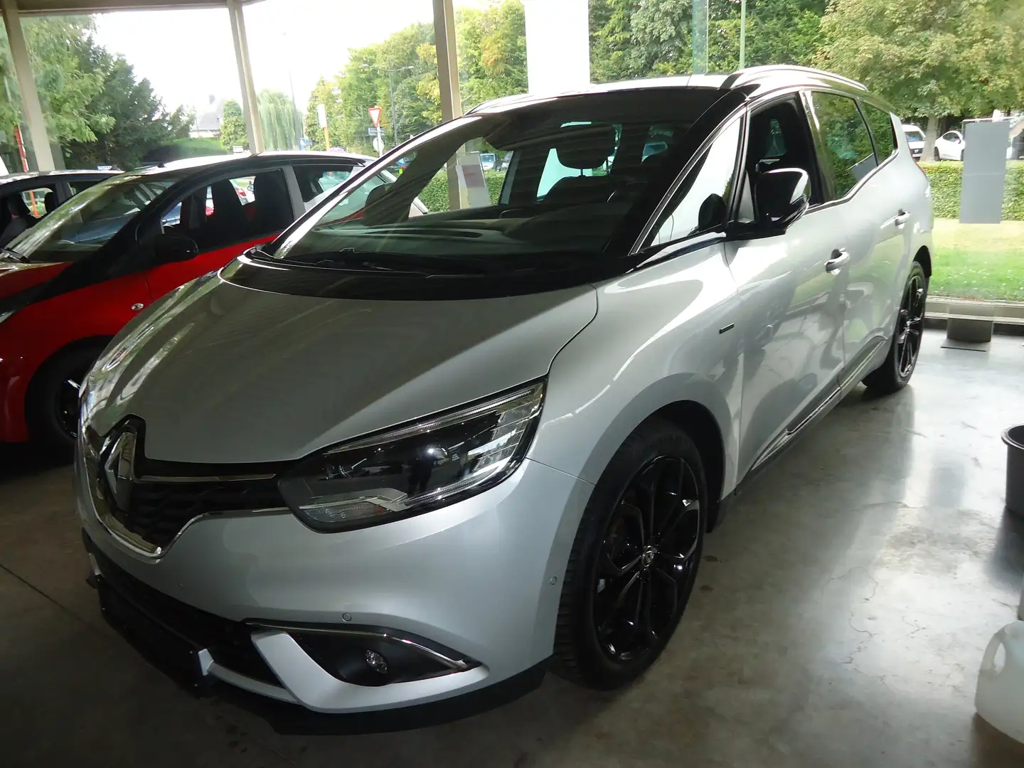 Renault Grand Scenic Grand Scenic TCe 140 GPF EDC BLACK EDITION Plateado - 1