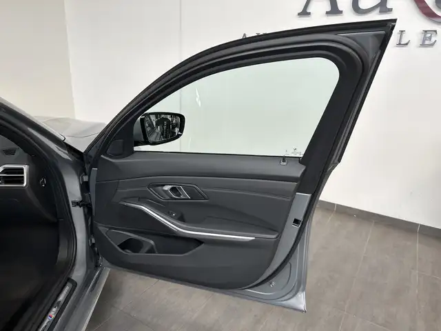 BMW 3 Series view 7
