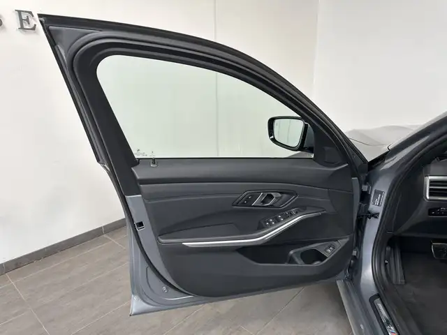 BMW 3 Series view 6