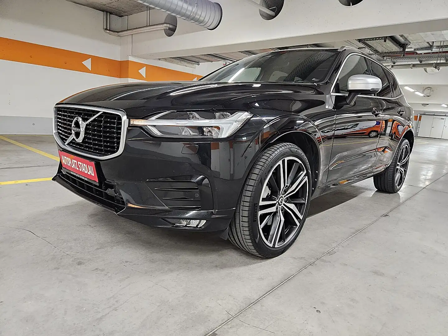 Volvo XC60 D4 R-Design Geartronic Schwarz - 1