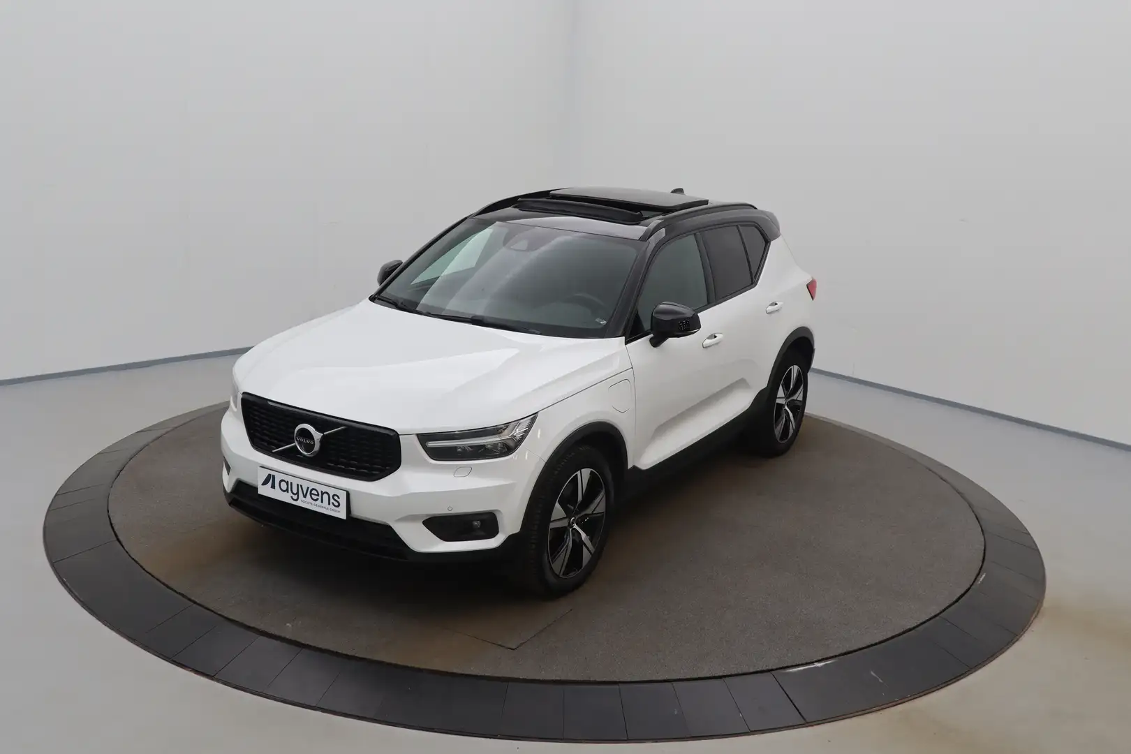 Volvo XC40 Recharge R-DESIGN Geartr. LEDER/CUIR LED GPS PDC C Wit - 1