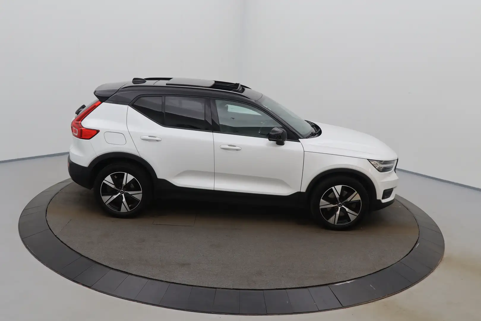 Volvo XC40 Recharge R-DESIGN Geartr. LEDER/CUIR LED GPS PDC C Wit - 2