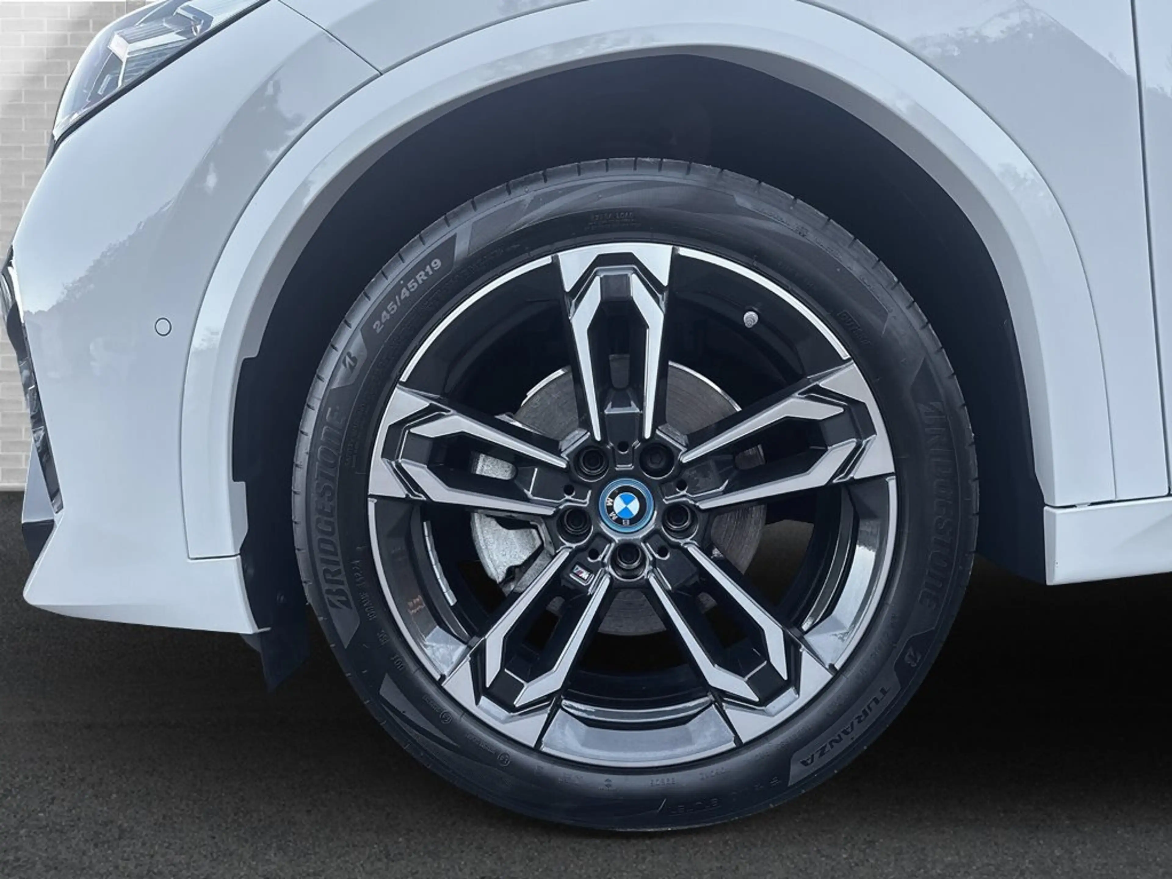 BMW iX2 eDrive20 — photo 3