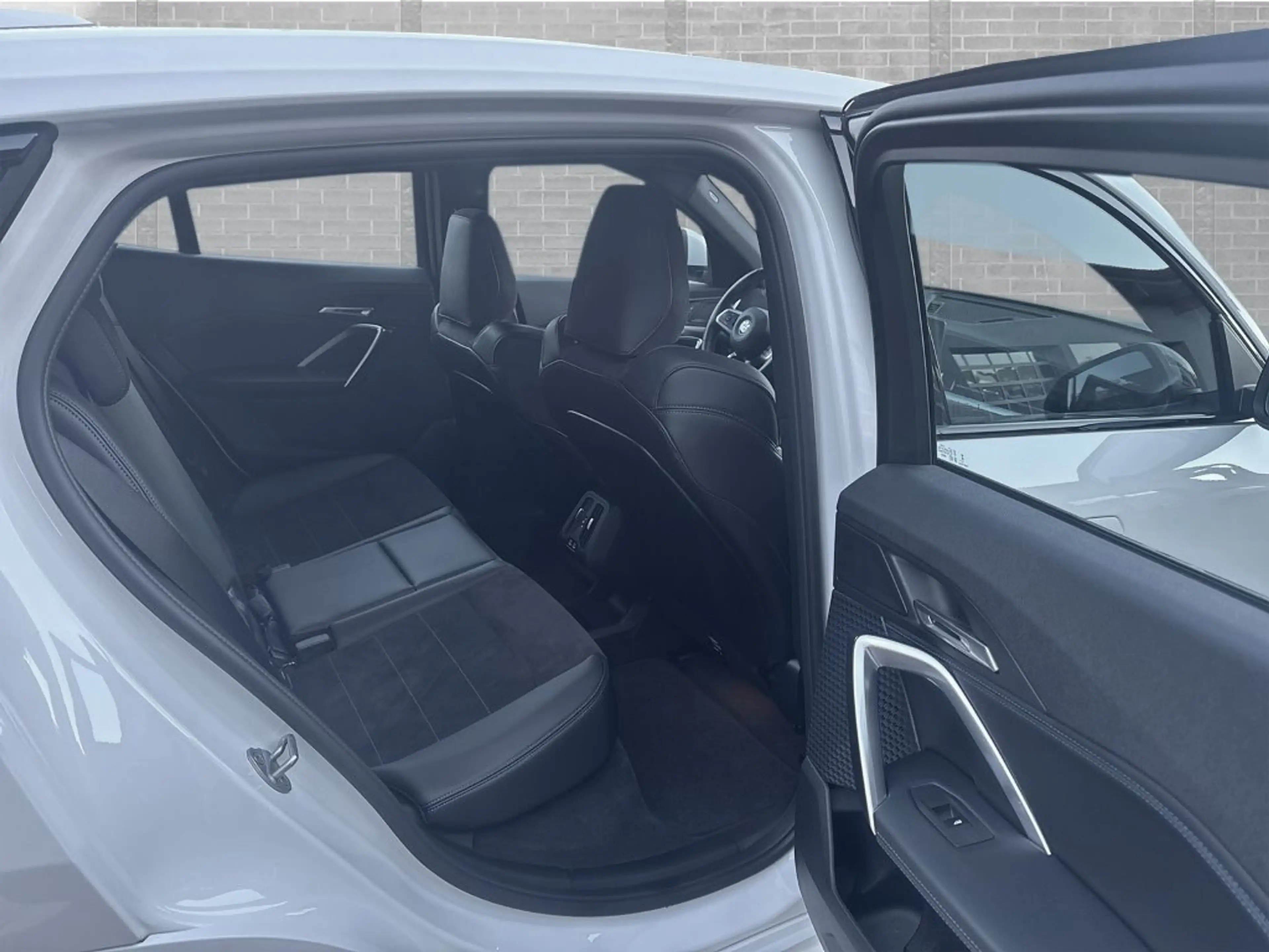 BMW iX2 eDrive20 — photo 9