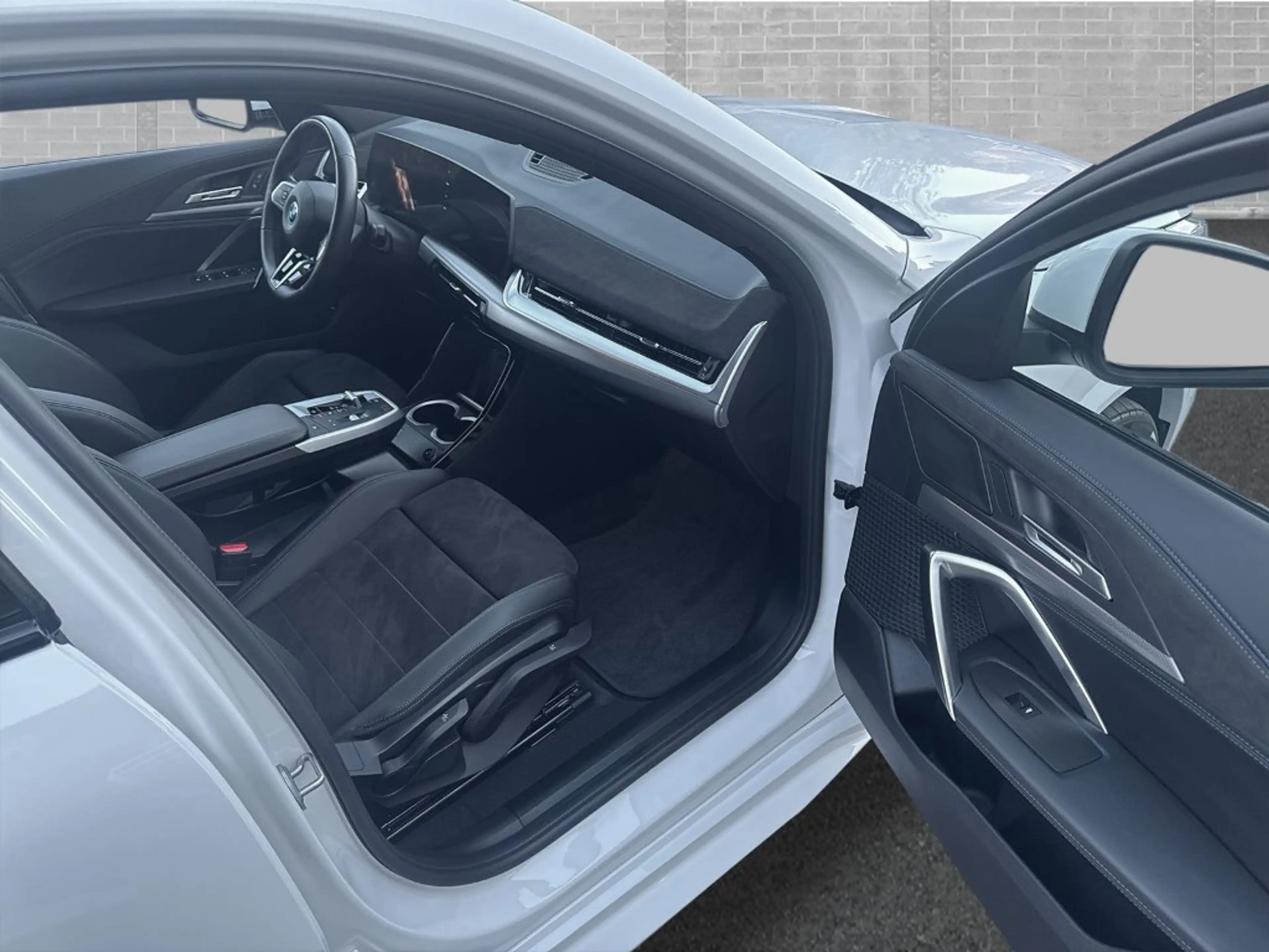 BMW iX2 eDrive20 — photo 10