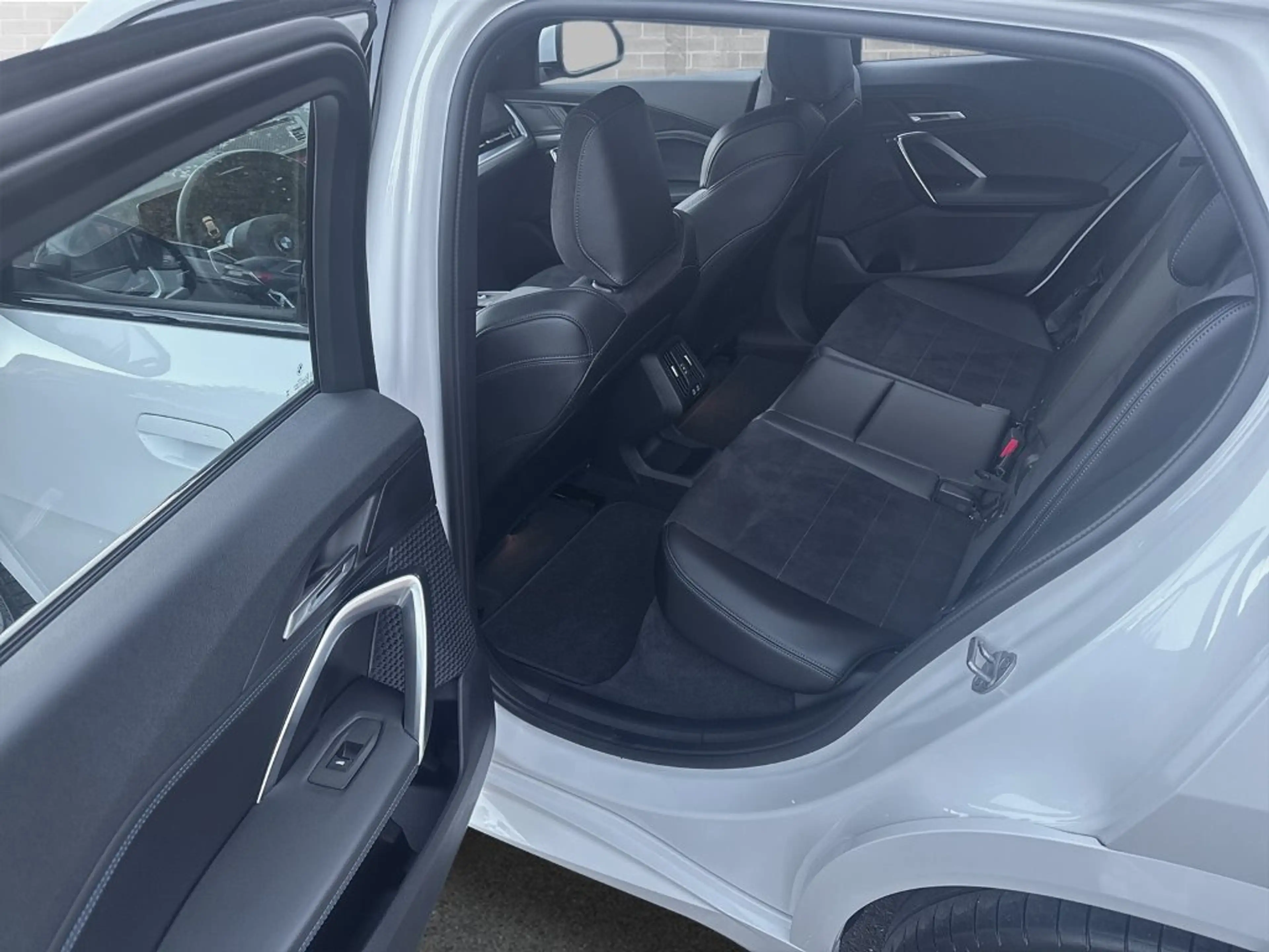 BMW iX2 eDrive20 — photo 8
