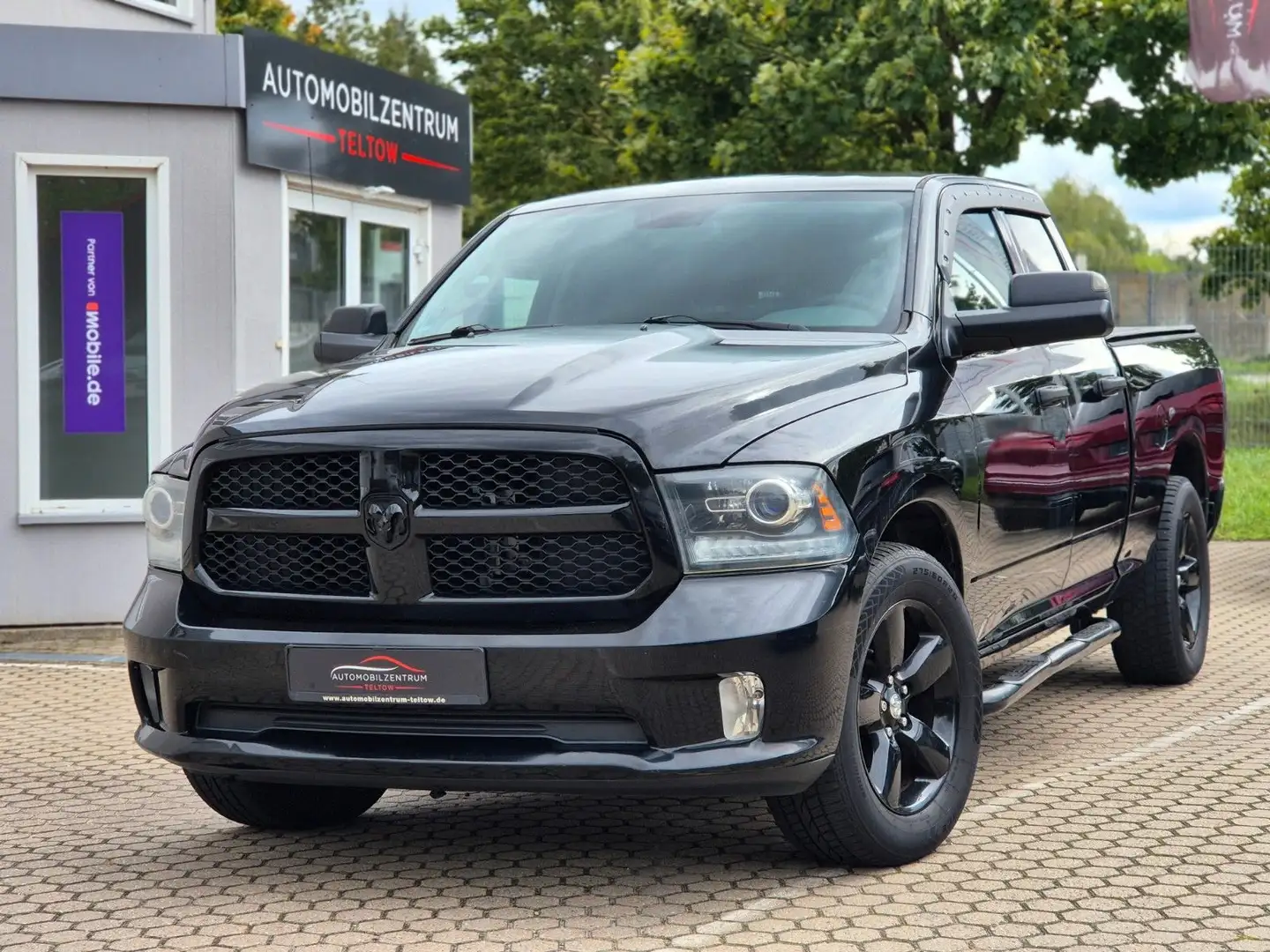 Dodge RAM 1500 ST QUAD CAB 5.7L V8 HEMI 4X2 AHK 6Sitze Schwarz - 2