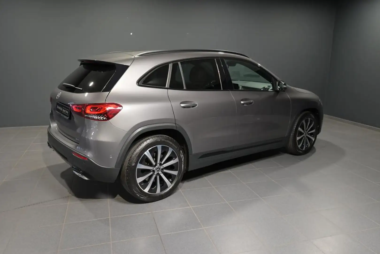 Mercedes-Benz GLA 220 d 4M PROGRESSIVE/AHK/NIGHT/KAMERA/SHZ Grau - 2