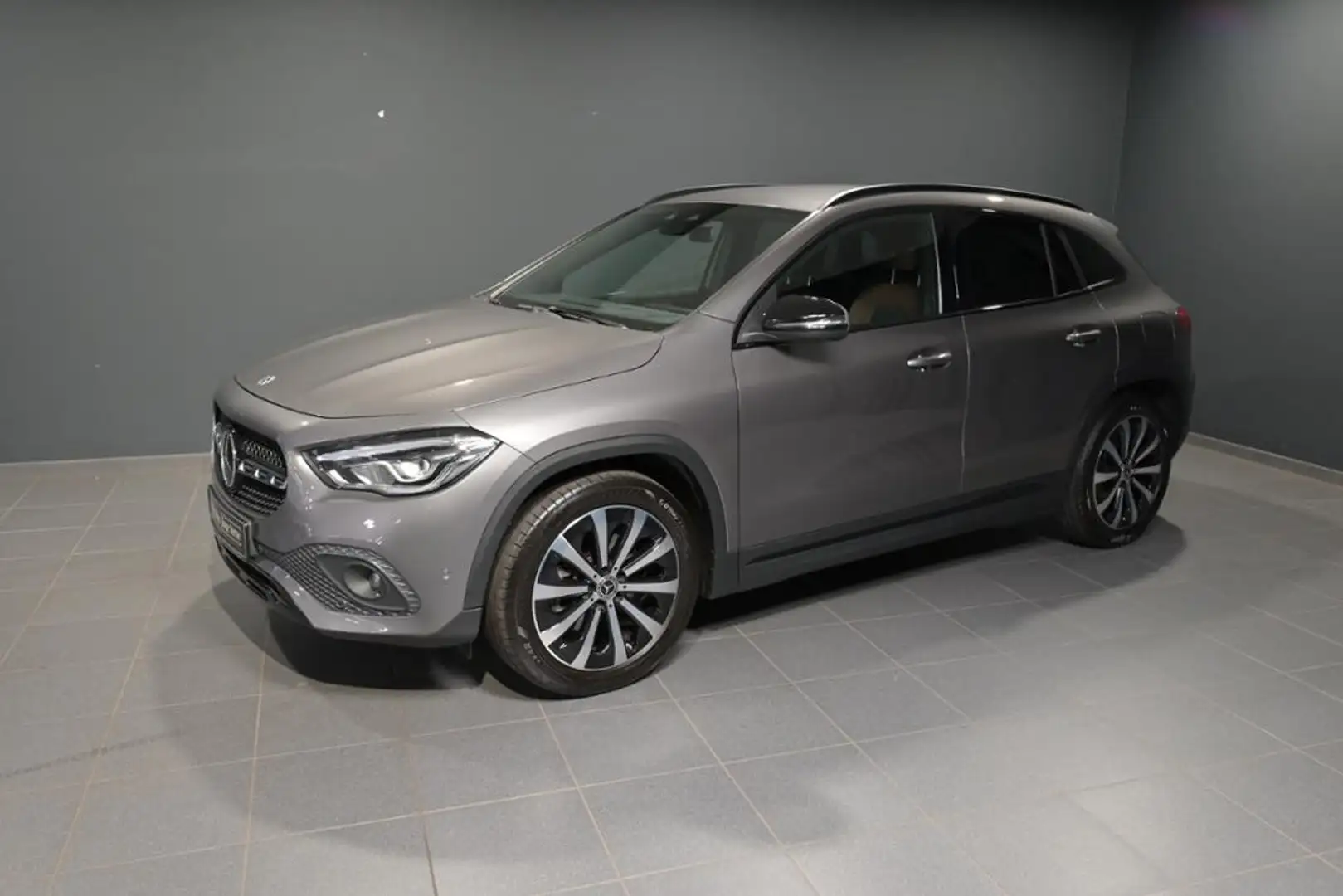 Mercedes-Benz GLA 220 d 4M PROGRESSIVE/AHK/NIGHT/KAMERA/SHZ Grau - 1