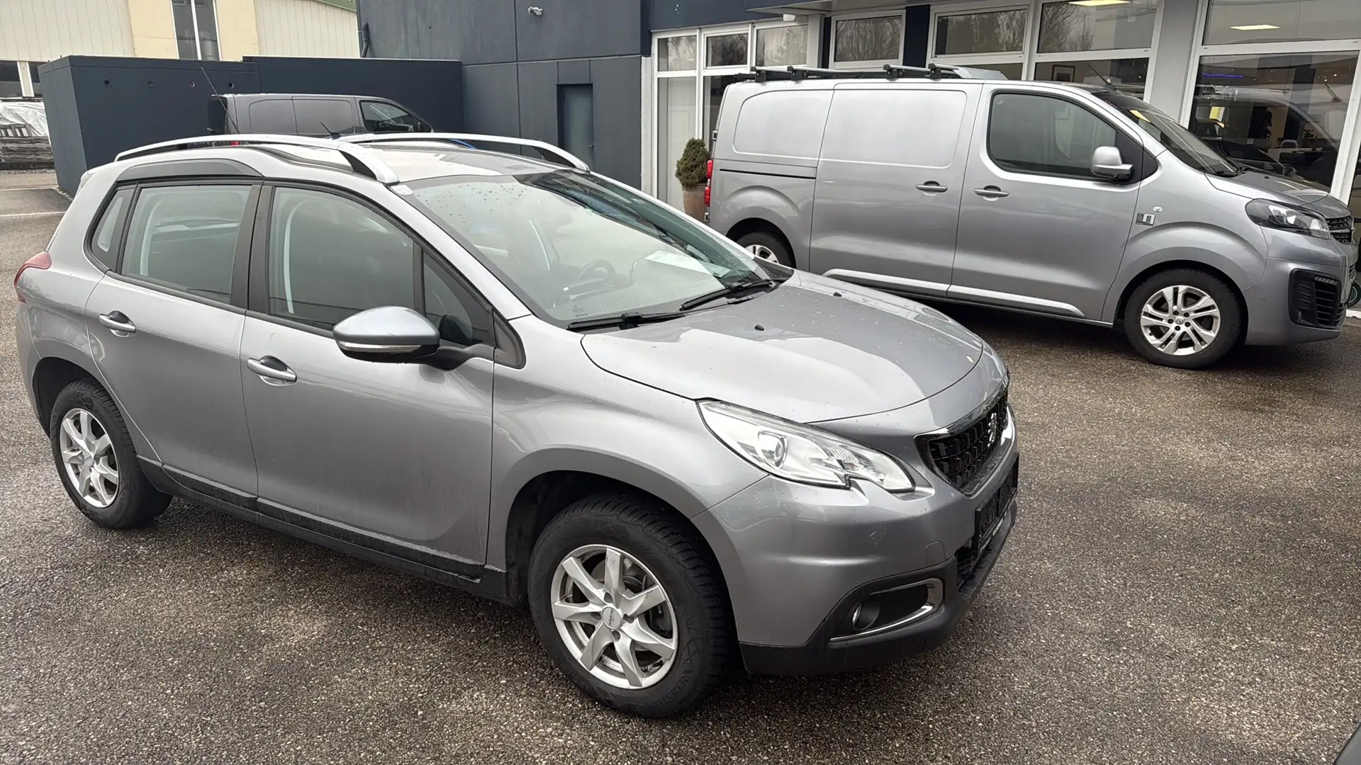 Peugeot 2008 Active 1,2 PureTech 110 Grau - 2