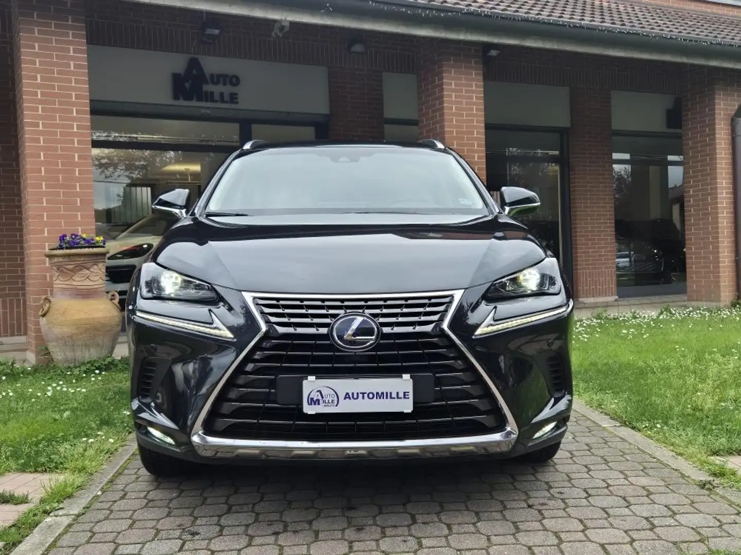Lexus NX 300 300h 2.5 Executive 4wd cvt Černá - 2