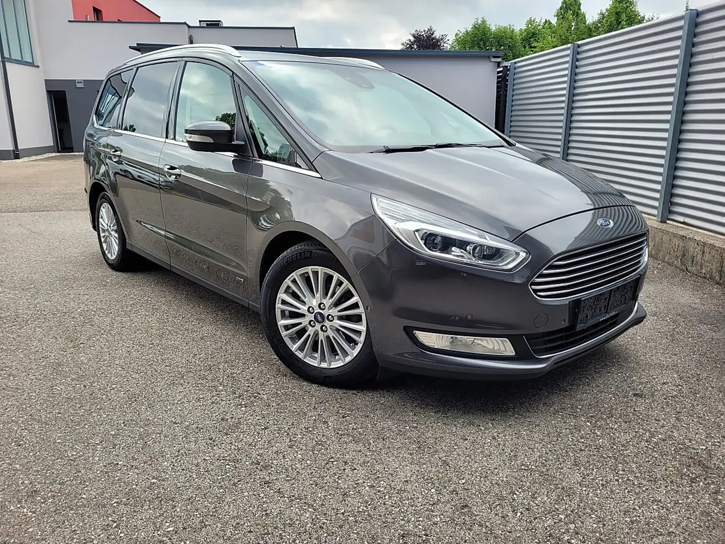 Ford Galaxy 2,0 EcoBlue SCR AWD Titanium Aut. Grau - 1