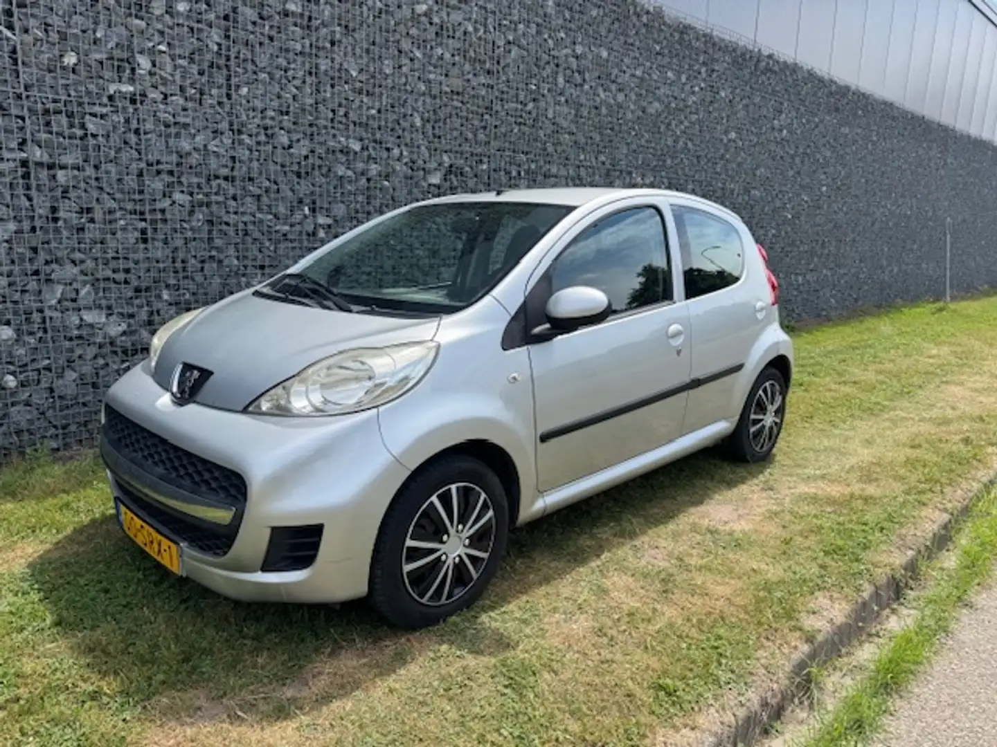 Peugeot 107 1.0-12V XS AIRCO 5Drs 2011 Gris - 1