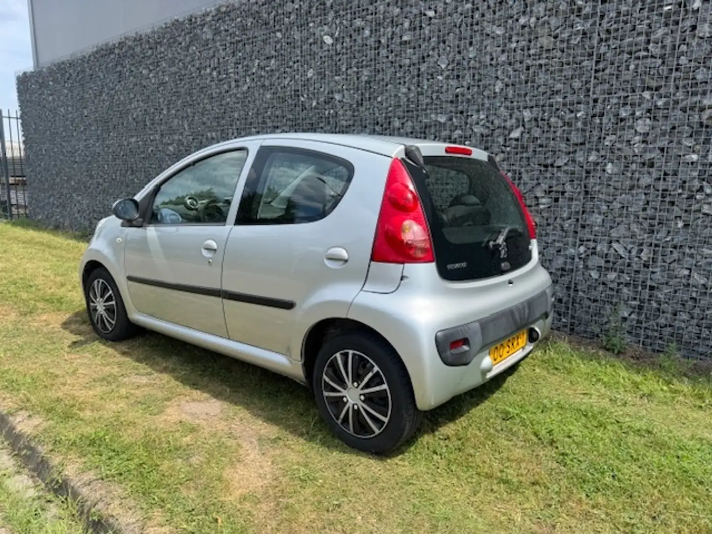 Peugeot 107 1.0-12V XS AIRCO 5Drs 2011 Gris - 2