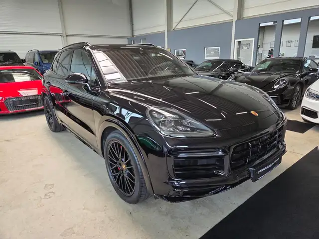 Porsche Cayenne GTS view 8