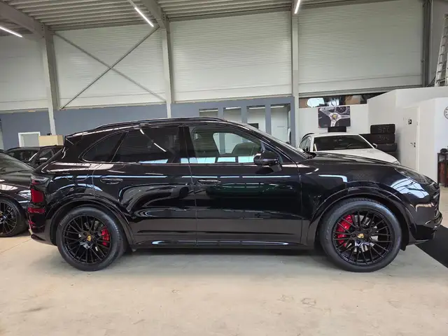Porsche Cayenne GTS view 9