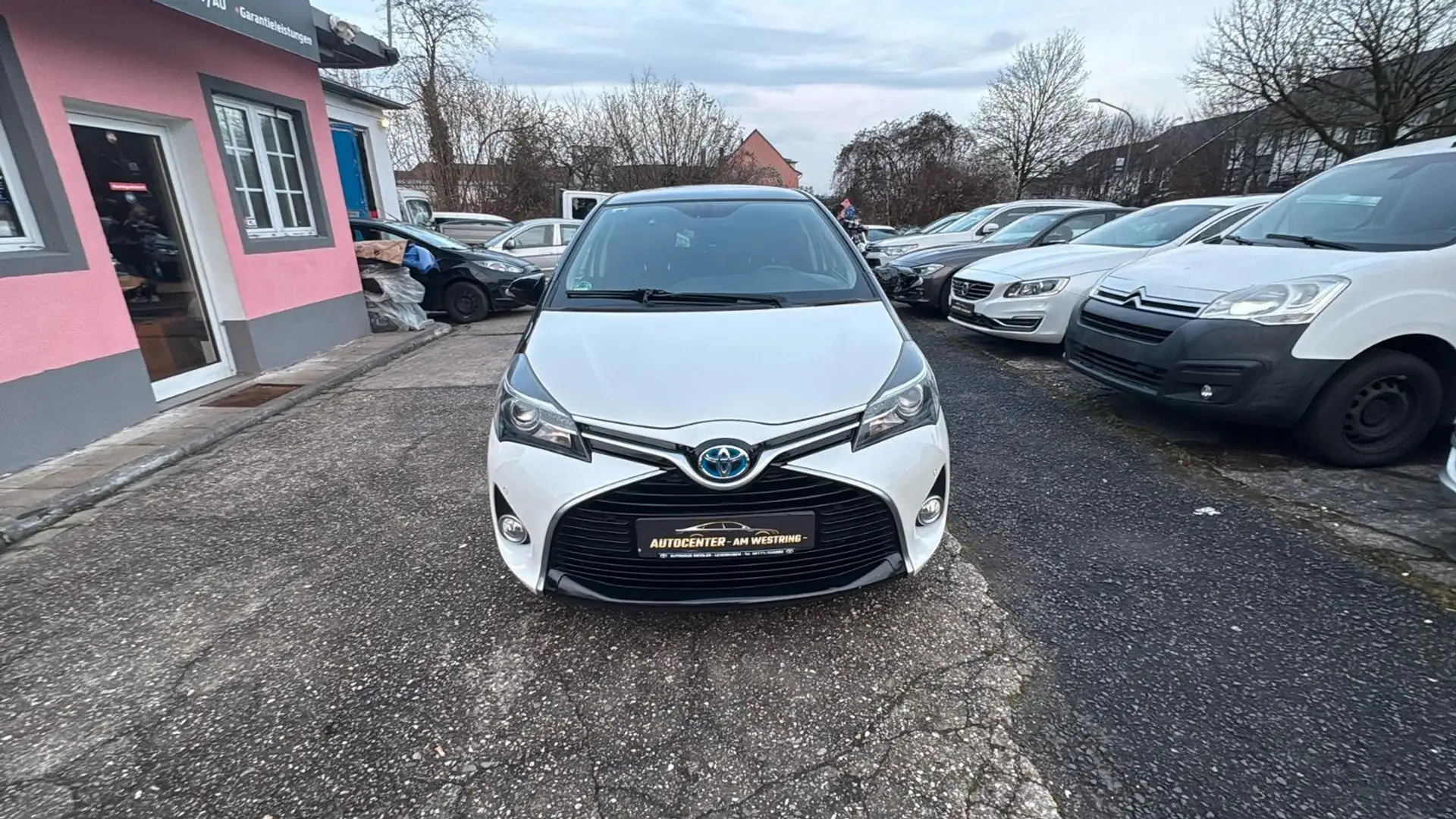 Toyota Yaris Club Hybrid Pano+Navi+Automatik Weiß - 2