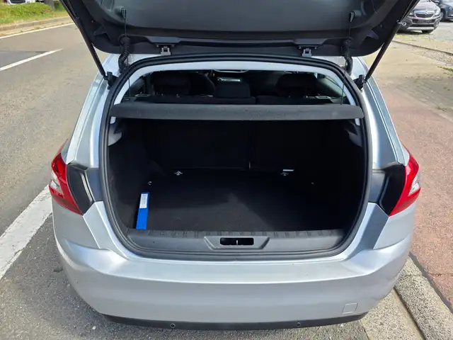Peugeot 308 view 9