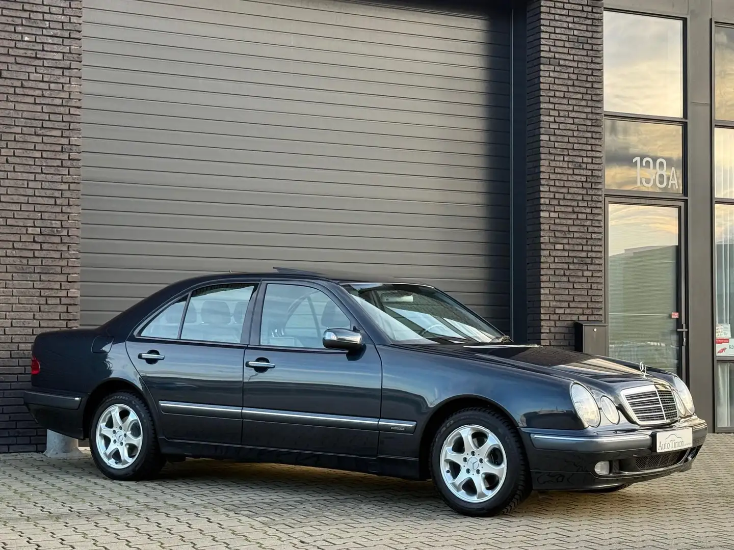 Mercedes-Benz E 240 W210 E V6 Elegance Aut.-5 | 43.019 km.! | Bijtelli Schwarz - 2