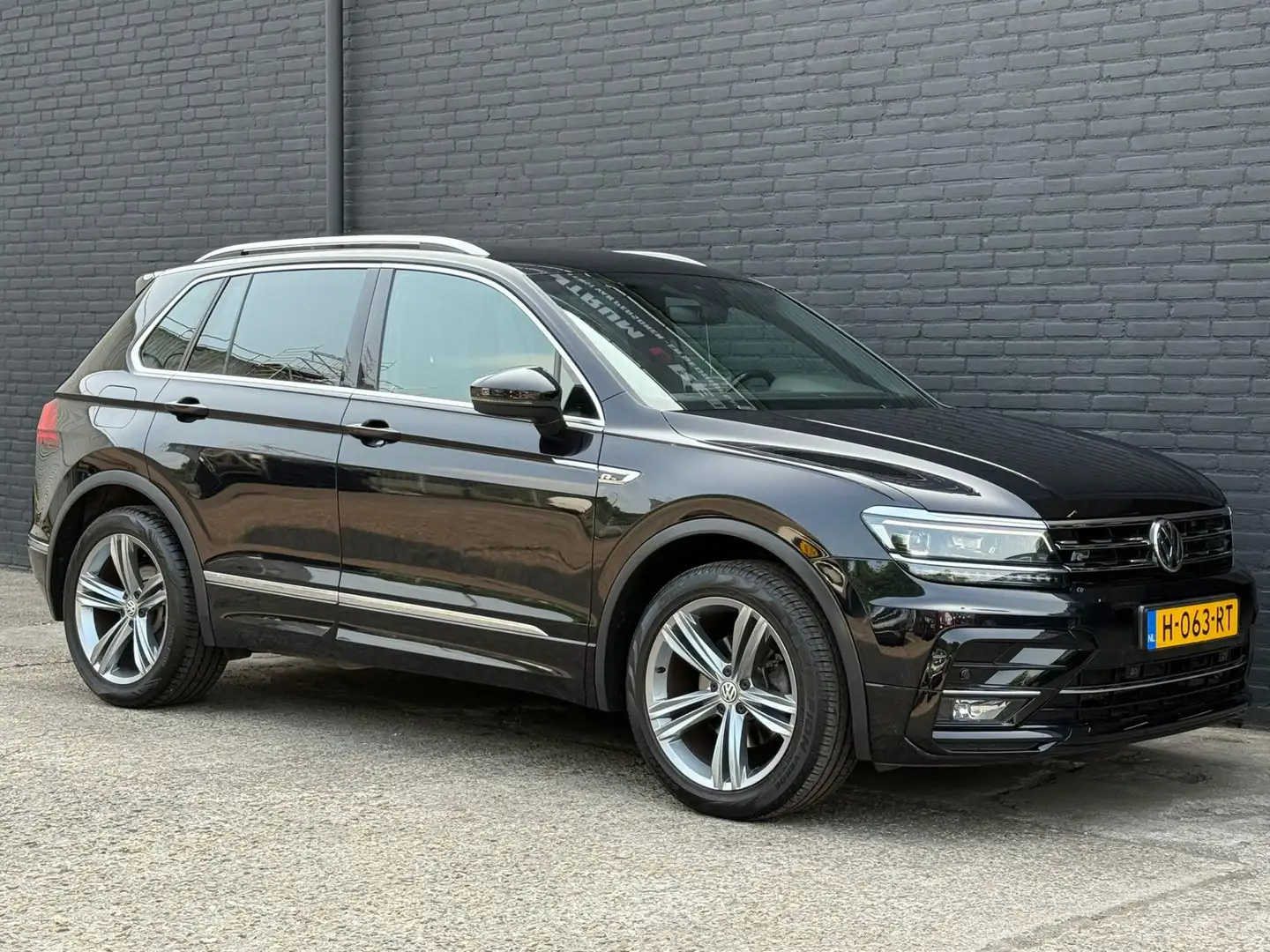 Volkswagen Tiguan 1.5 TSI ACT Highline R-Line NAVI | CARPLAY | AUTOM Zwart - 1