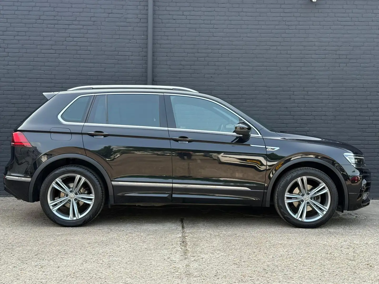 Volkswagen Tiguan 1.5 TSI ACT Highline R-Line NAVI | CARPLAY | AUTOM Zwart - 2