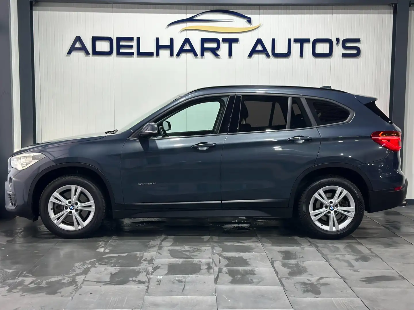BMW X1 SDrive20i Executive Automaat 192 PK / Full map nav Grijs - 2