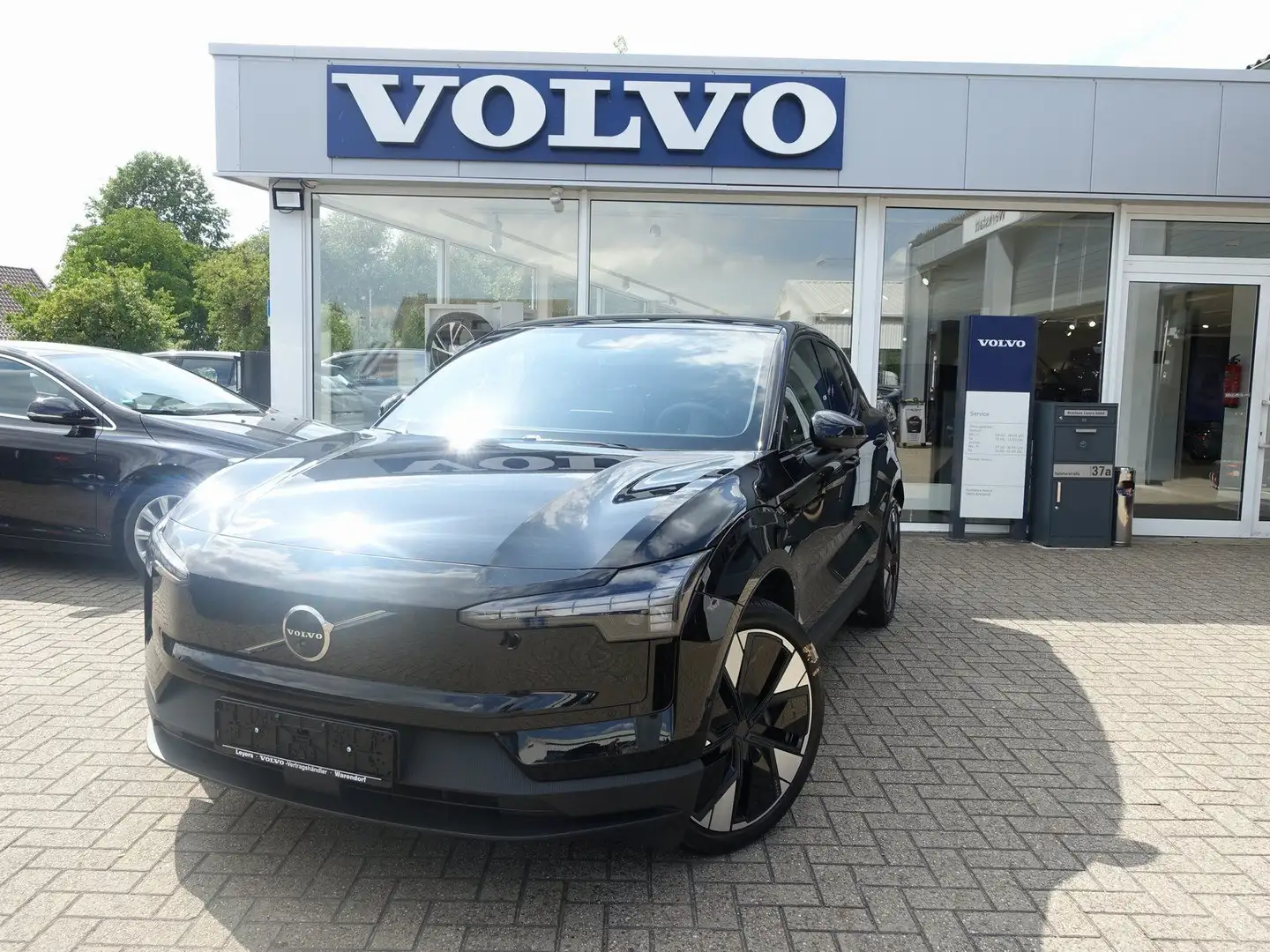 Volvo EX30 Ultra, Twin Motor Performance/360°/Pano/H&K Schwarz - 1