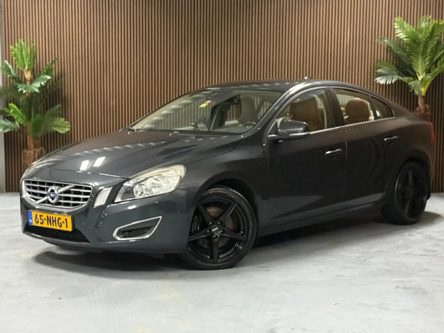 Volvo S60 2.0T Intro Ed. Grijs - 1