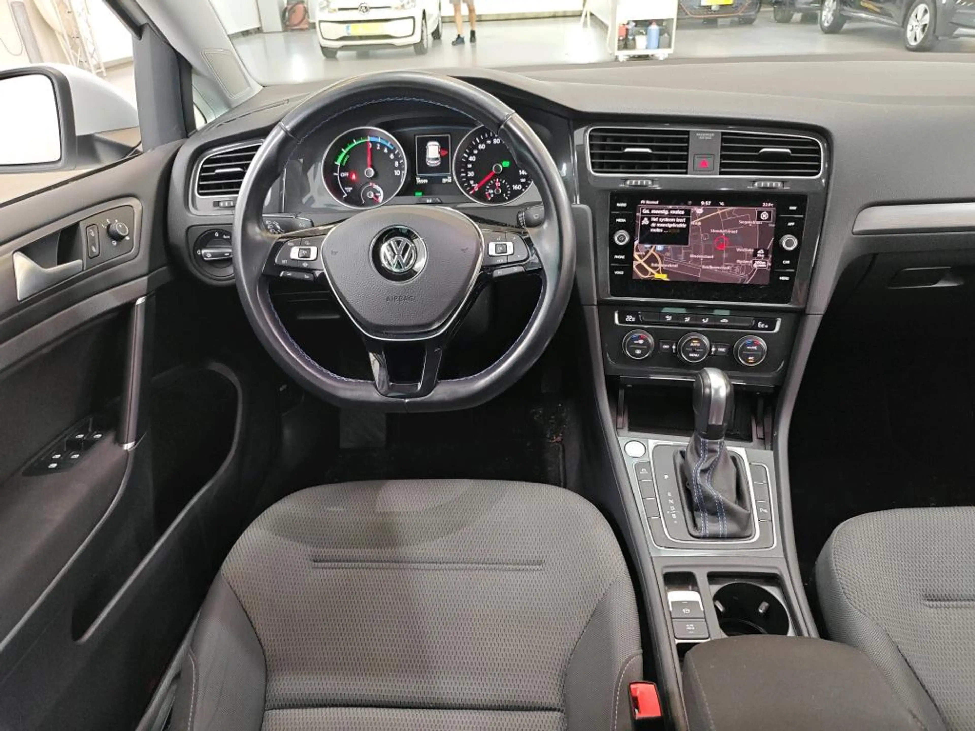 Volkswagen e-Golf E-DITION / AUTOMAAT/ SOH 92%/ CRUISE/ NAVI/ CLIMAT — photo 5