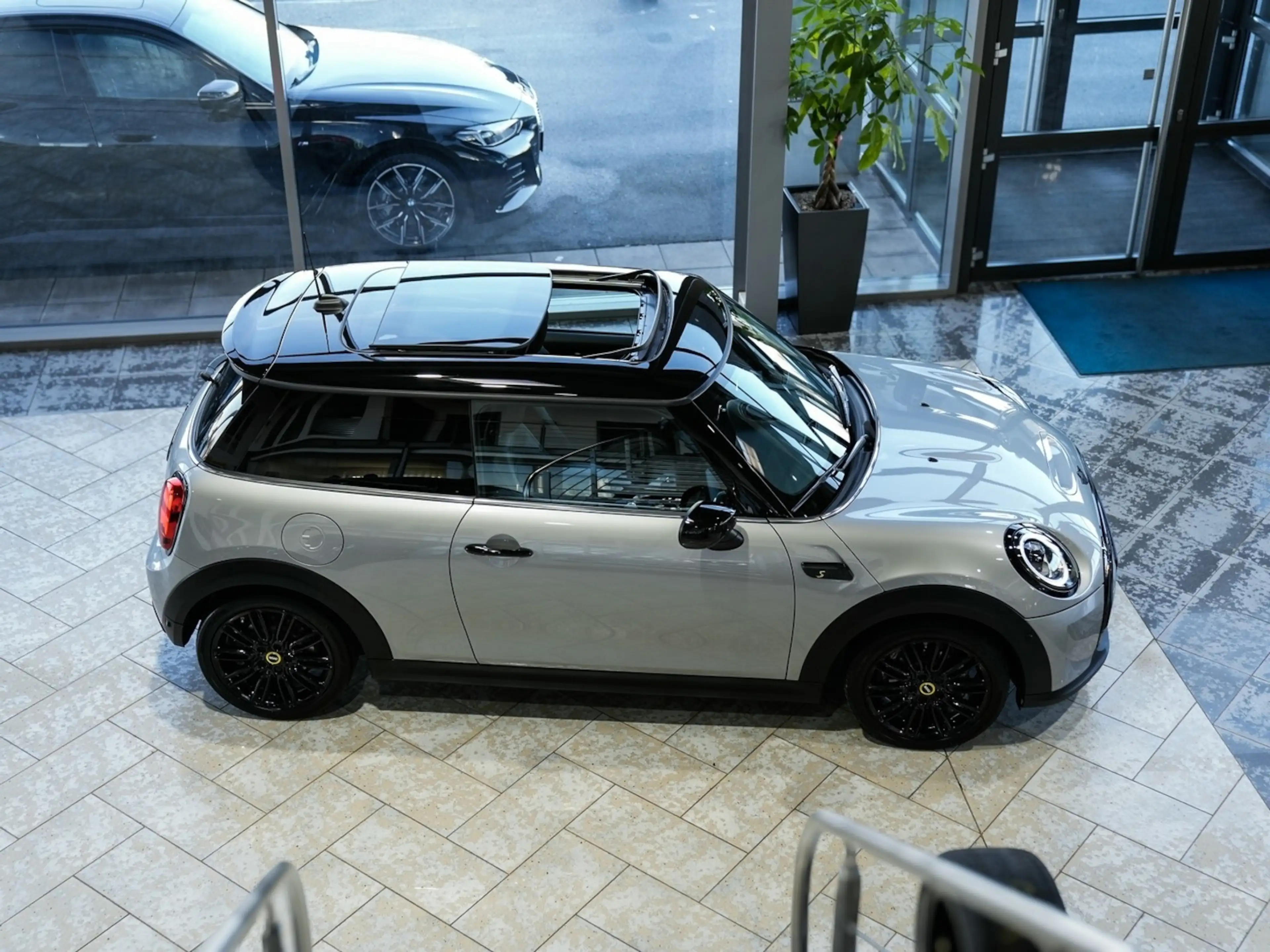 MINI Cooper SE Classic Trim Panorama Komfortzug. HUD — photo 8