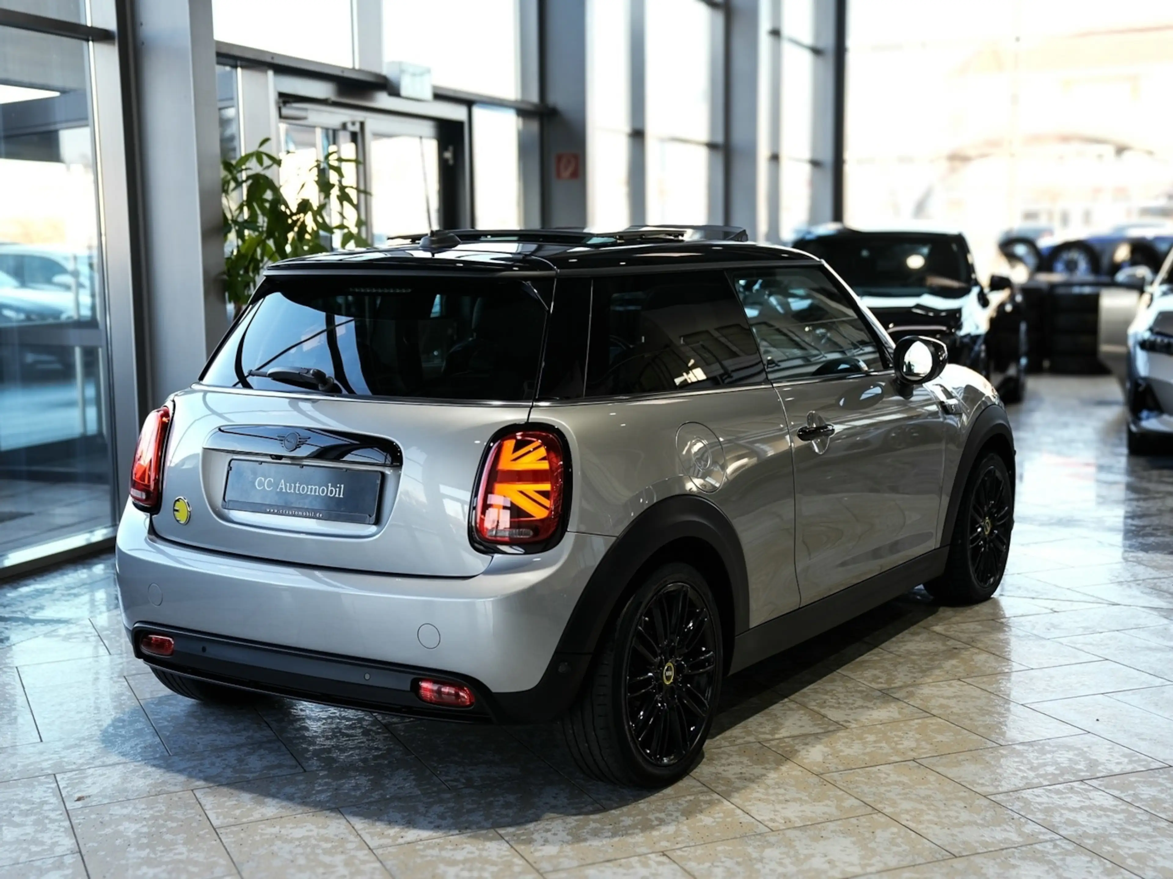 MINI Cooper SE Classic Trim Panorama Komfortzug. HUD — photo 9
