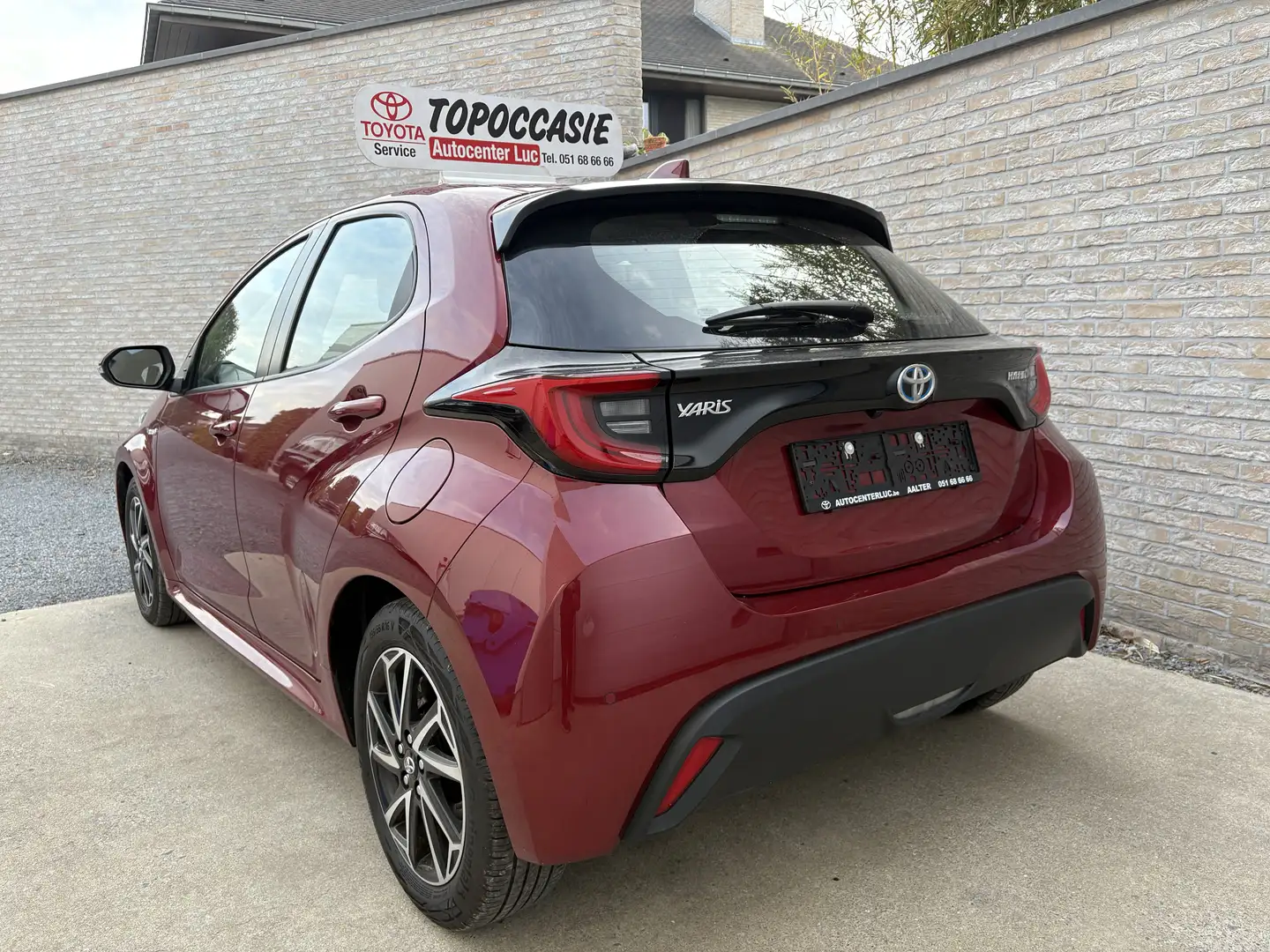 Toyota Yaris 1.5 HYBRID AUTOMAAT ICONIC/ 28350KM/ FULL OPTION ! Rouge - 2