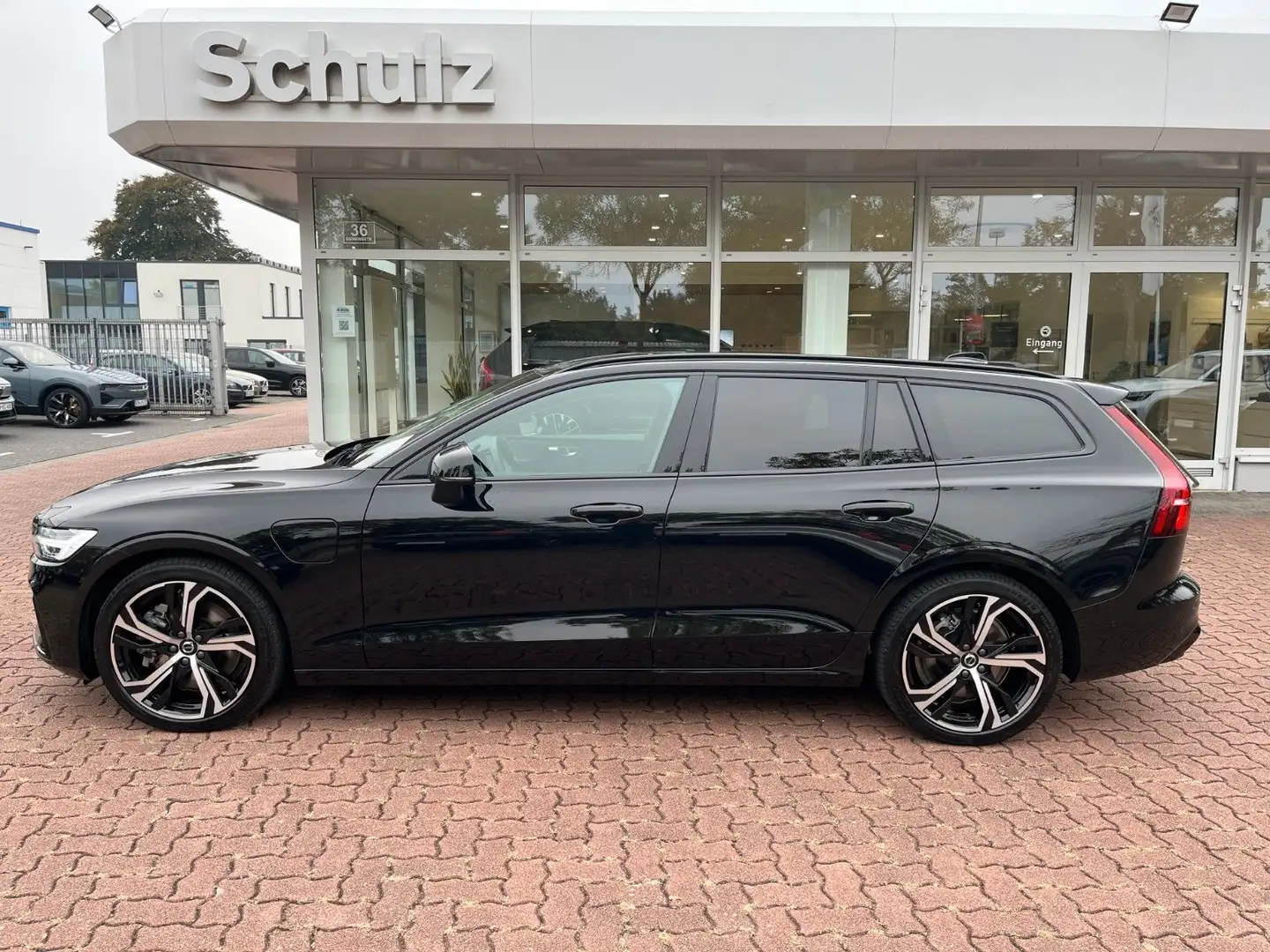 Volvo V60 T6 AWD Plug-in Hybrid Plus Dark Auto Schwarz - 1