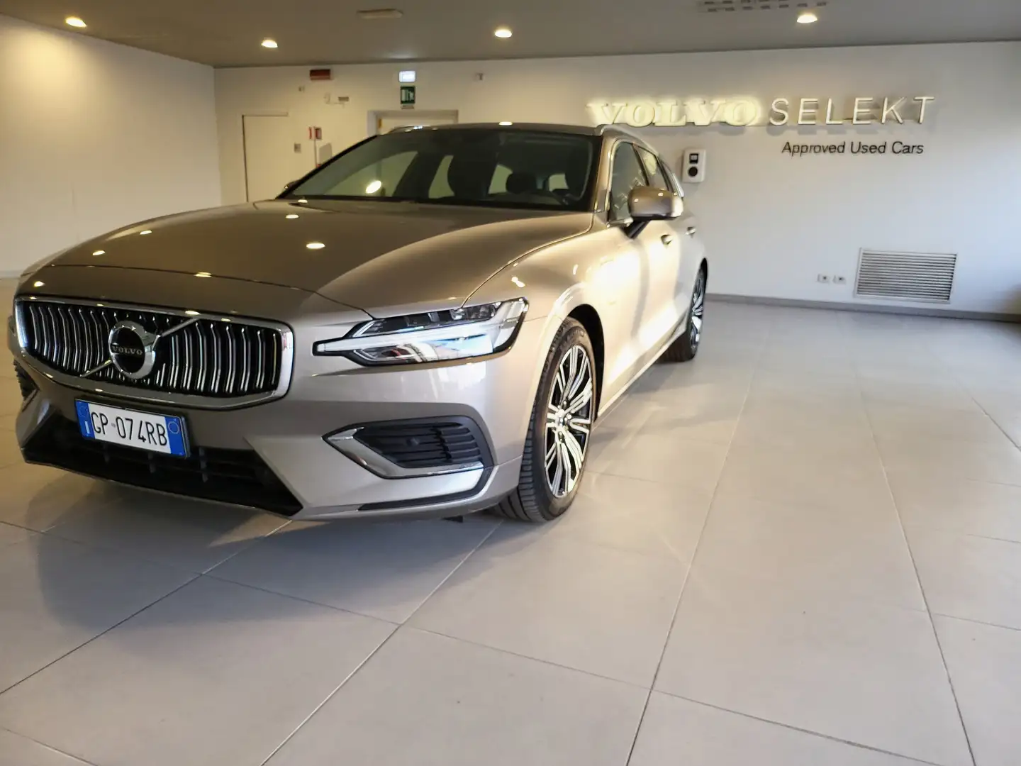 Volvo V60 V60 2.0 t6 phev Ins. Expression awd auto my21 - 1
