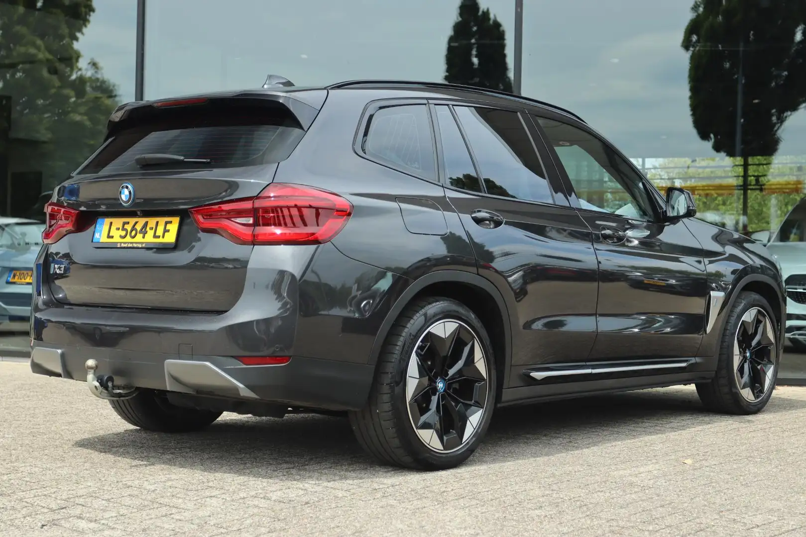 BMW iX3 HIGH EXECUTIVE 80KWH SHADOW LINE | HUD | PANO | TR Grijs - 2