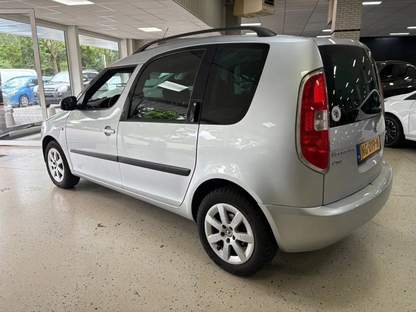 Skoda Roomster 1.4-16V APK 2026 Airco veel ruimte Grijs - 2