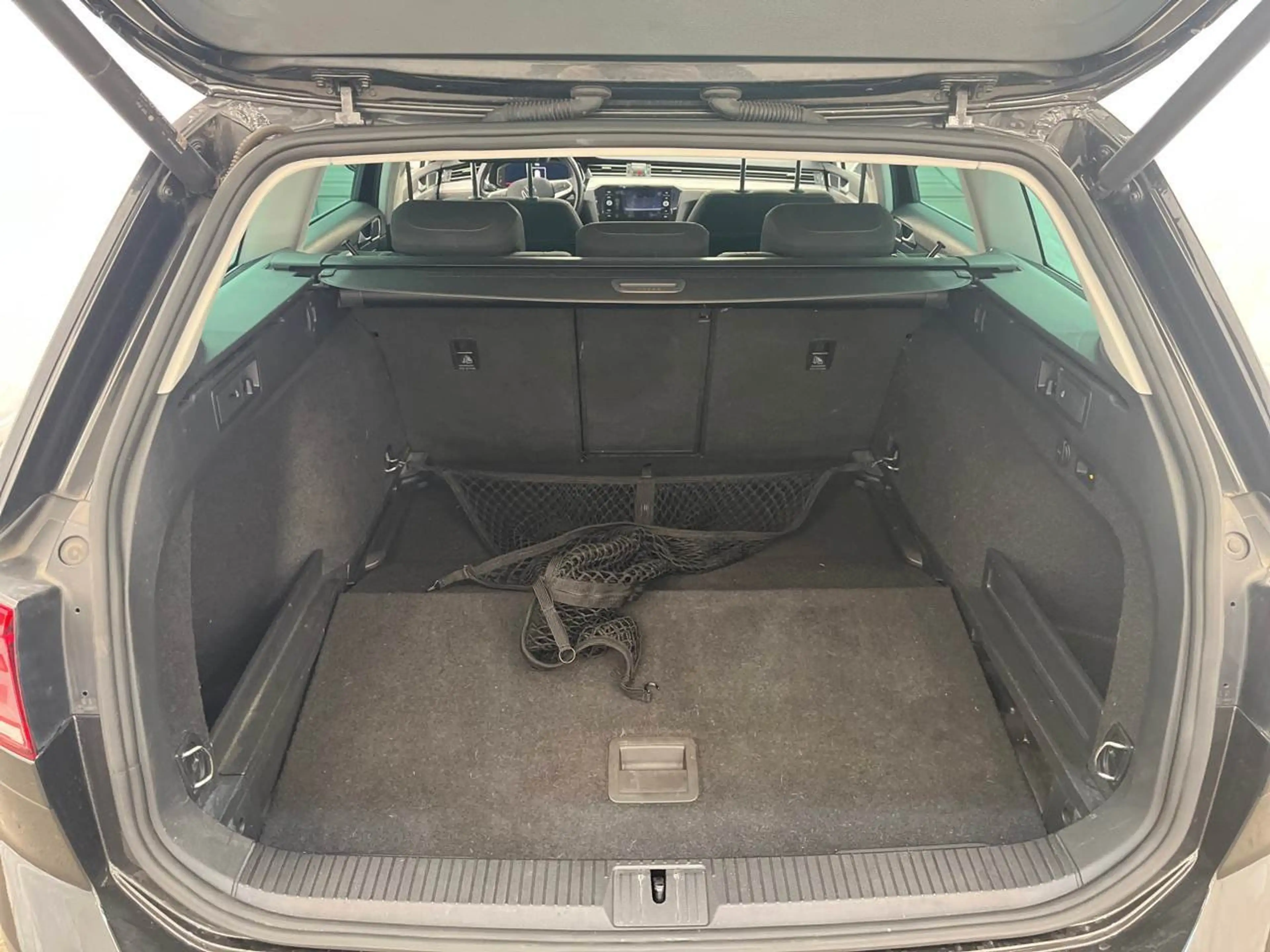 Volkswagen Passat Variant 2.0 TDI Business 360° AHK ACC — photo 14