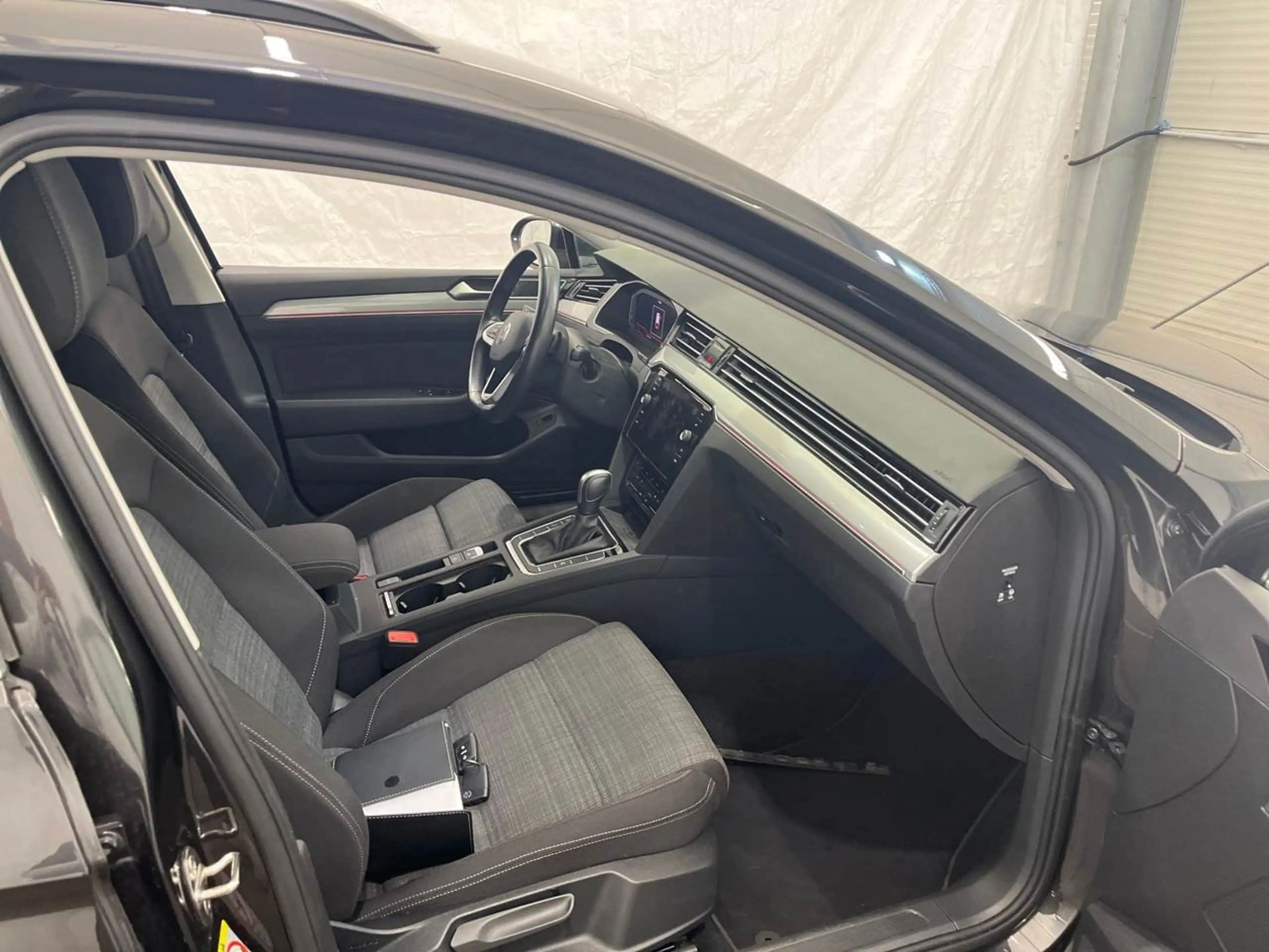Volkswagen Passat Variant 2.0 TDI Business 360° AHK ACC — photo 10