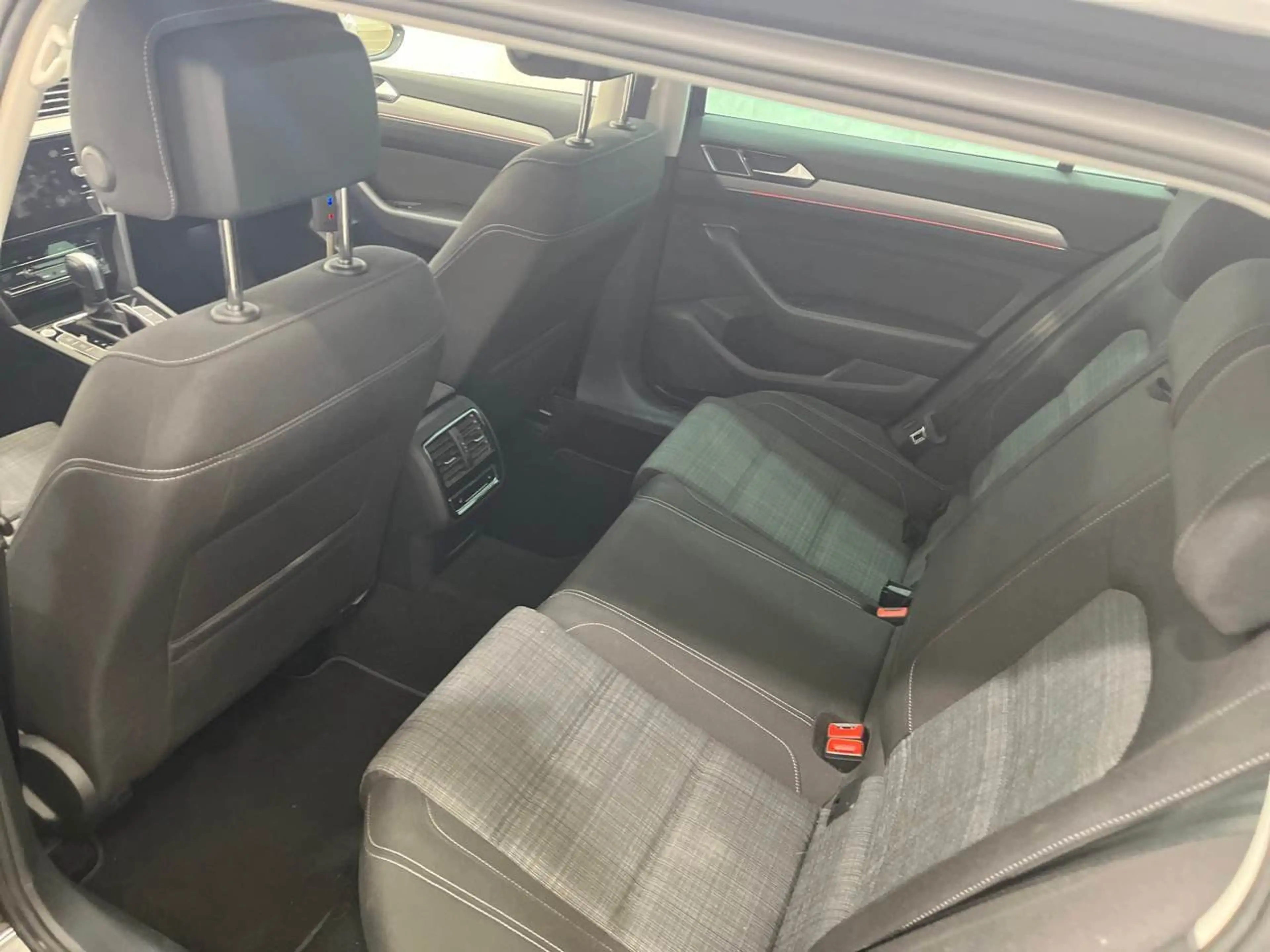 Volkswagen Passat Variant 2.0 TDI Business 360° AHK ACC — photo 12