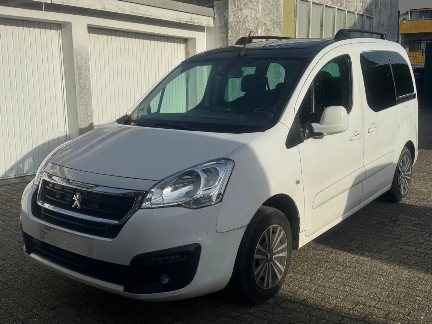 Peugeot Partner Tepee Active*AHK+PANO+KAMERA+TÜV 12/26* Weiß - 1