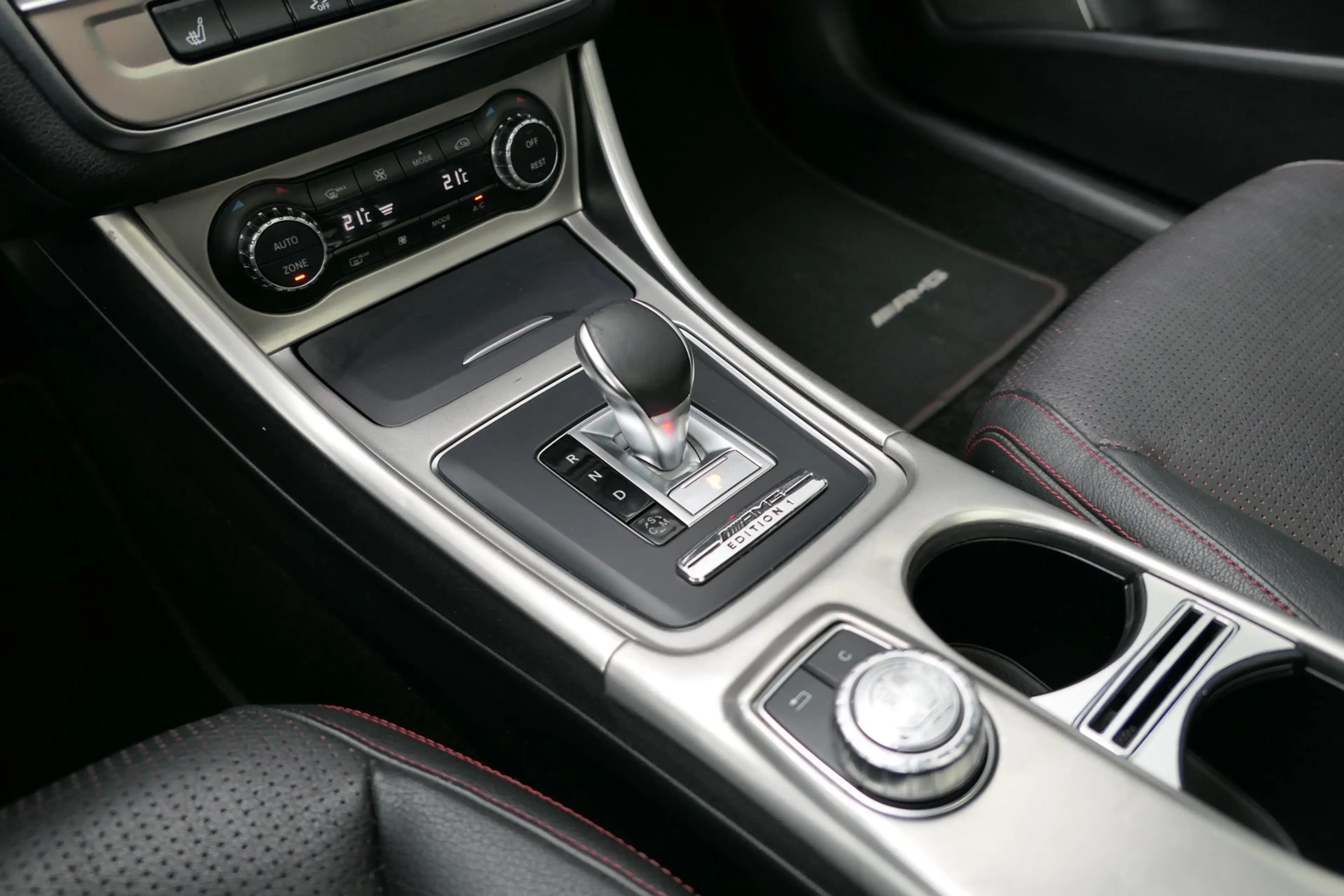 Mercedes-Benz GLA 45 AMG 4MATIC First edition Panorama Stoelverwarming — photo 7