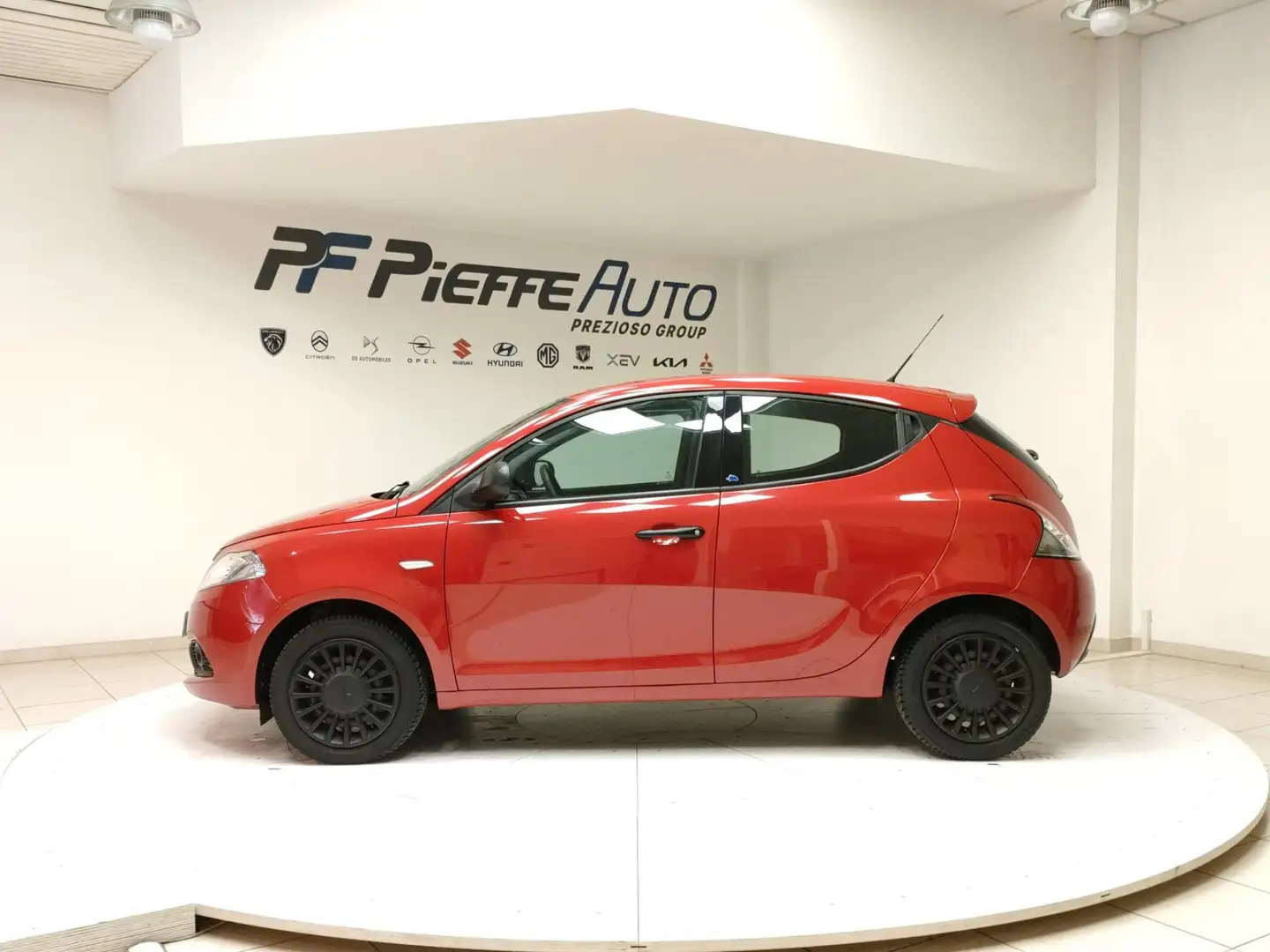 Lancia Ypsilon 3ª serie - Ypsilon 1.2 69 CV 5 porte Elefantino Bl Rosso - 2