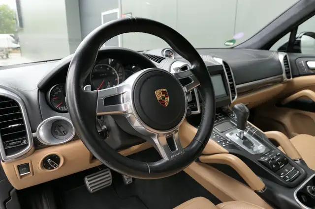 Porsche Cayenne view 4